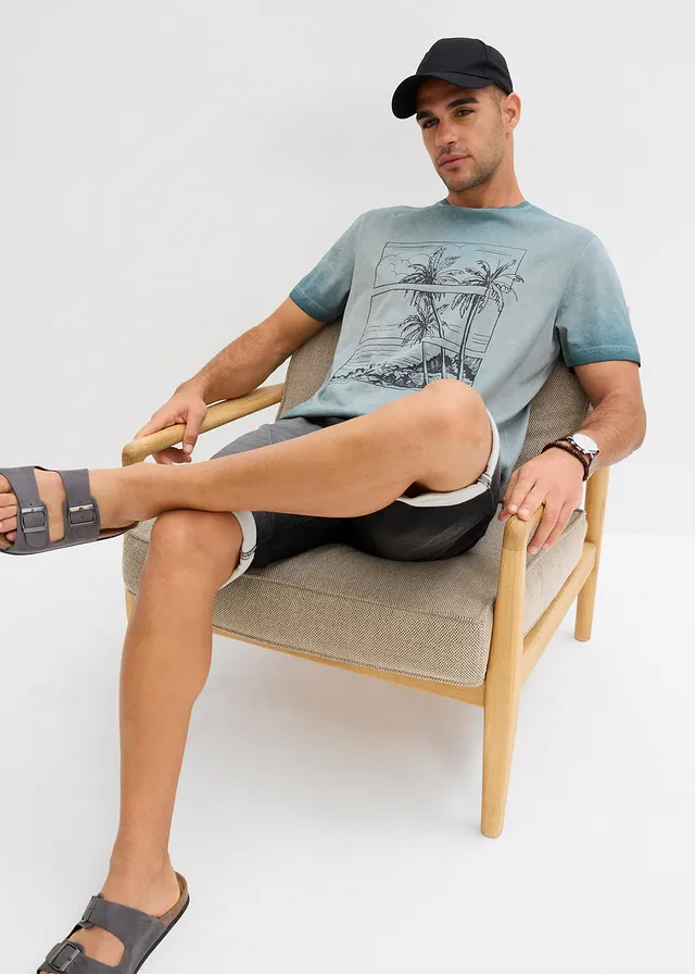 T-shirt in een verwassen look van biologisch katoen • grijsgroen met print • product-page.page-title-suffix