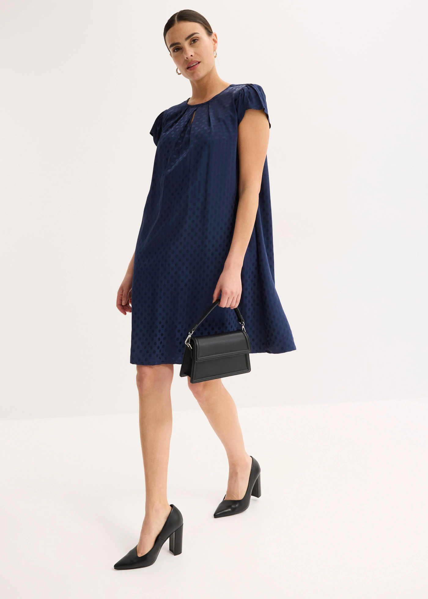 Žakárové šaty s vloženými sklady • tmavě modrá s puntíky • bonprix obchod