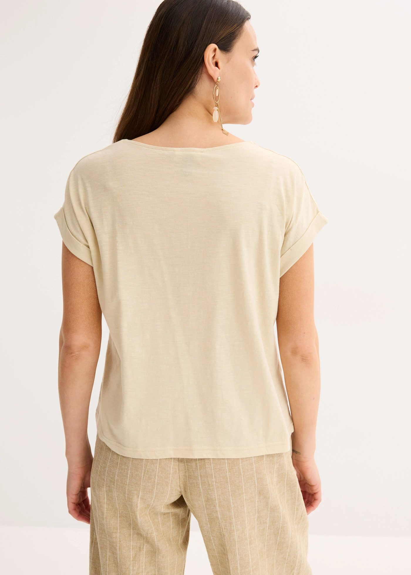T-shirt en coton avec rivets • sable clair imprimé • Boutique bonprix