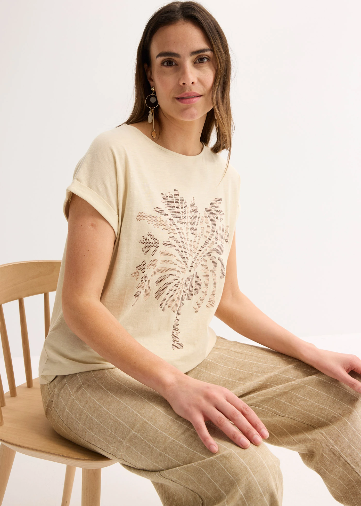 Katoenen shirt met studsapplicatie • lichtsand met print • bonprix online shop