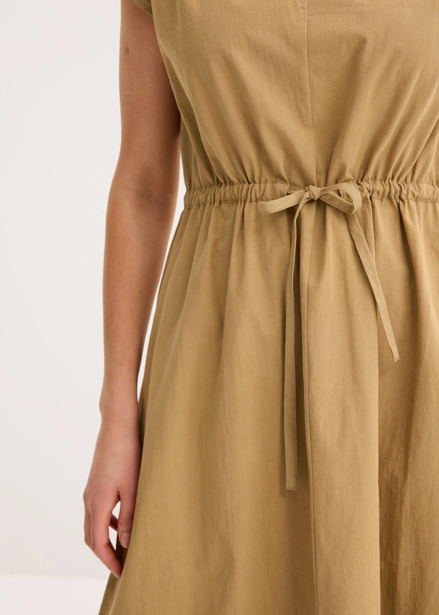 Robe en popeline de coton avec cordon • olive clair • Boutique bonprix