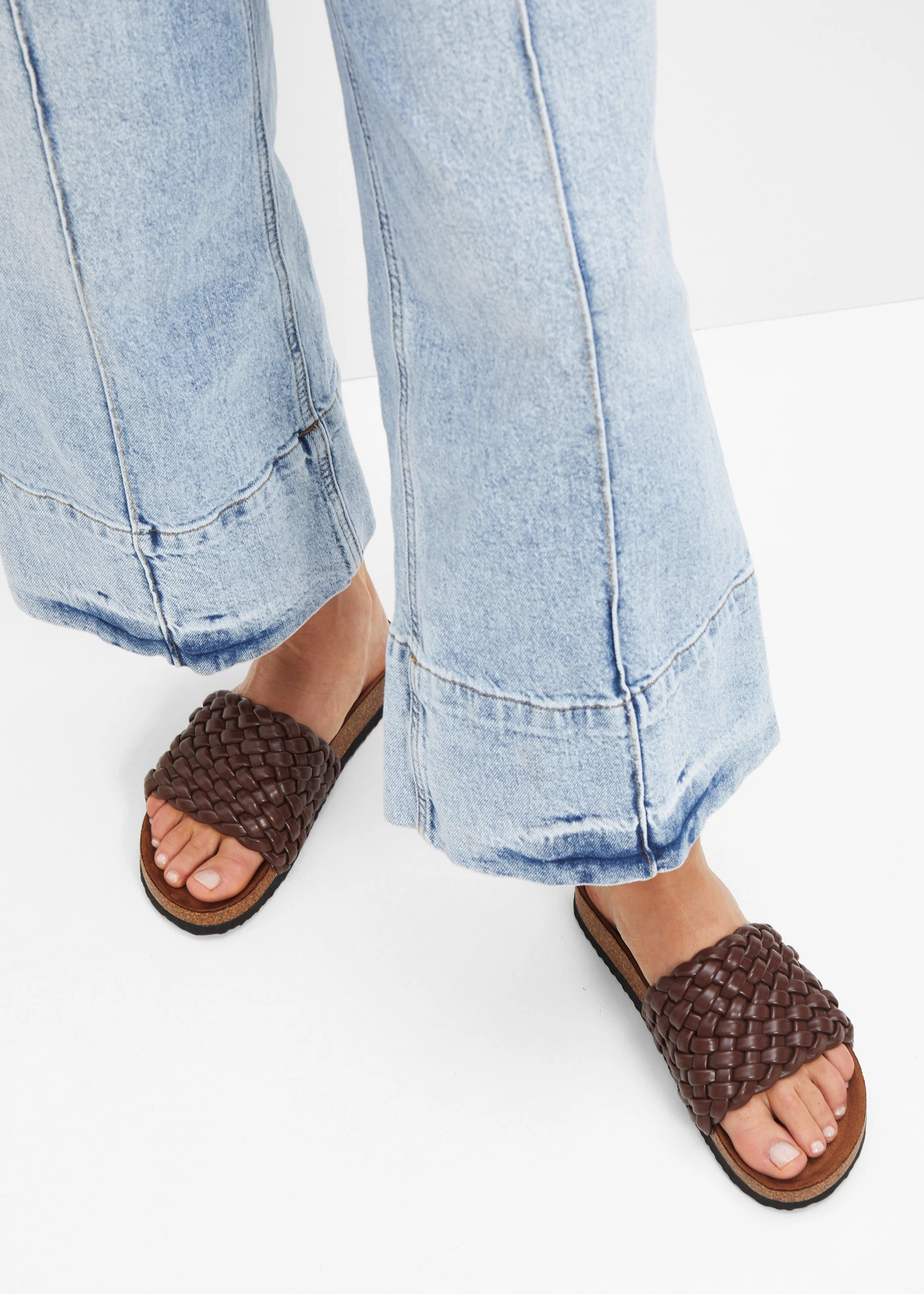 Slippers met vlechtwerk • donkerbruin • bonprix online shop