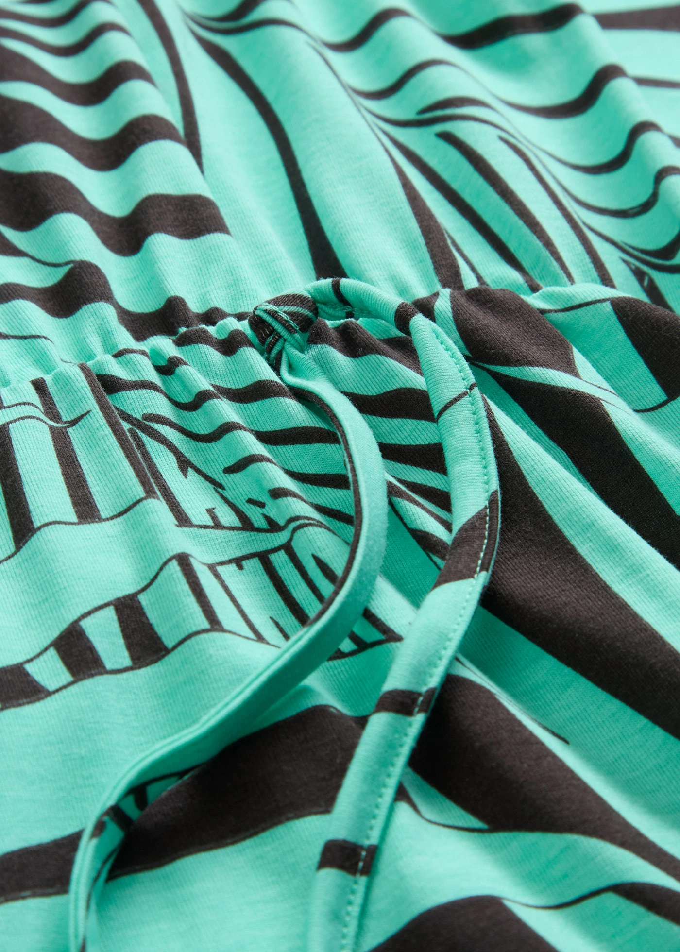 Robe en jersey fluide • marron foncé/menthe glaciale imprimé • Boutique bonprix