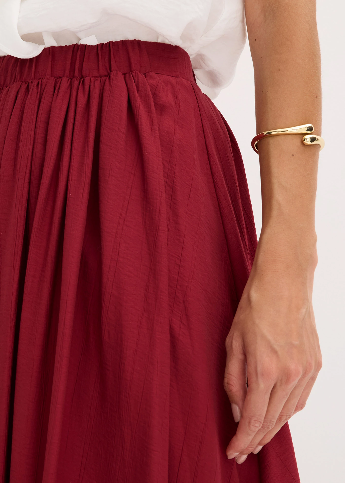 Dlouhá sukně ze strukturovaného mačkaného materiálu • švestkově červená • bonprix obchod