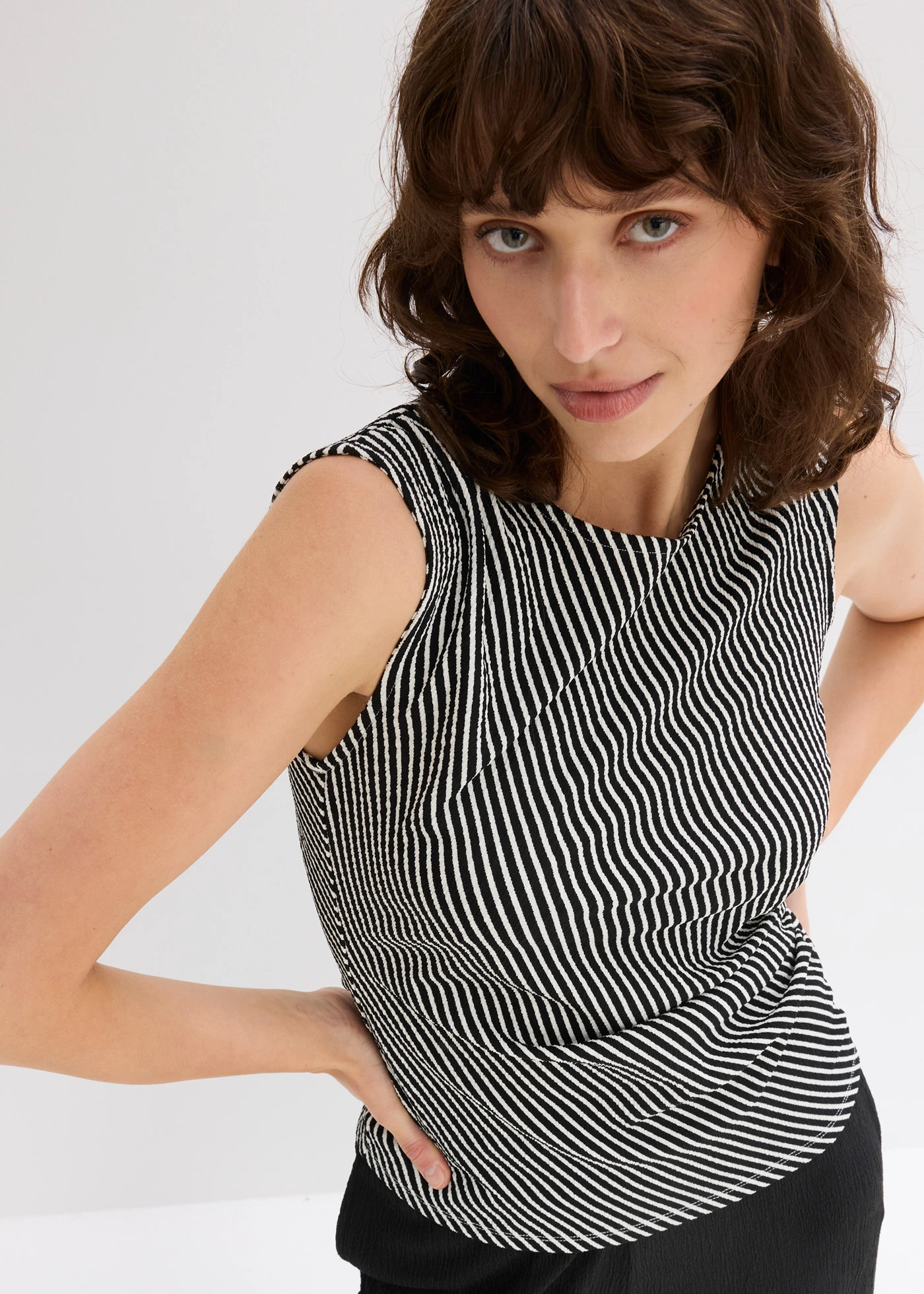 Tričko s nařasením • černo-přírodní bílá • bonprix obchod