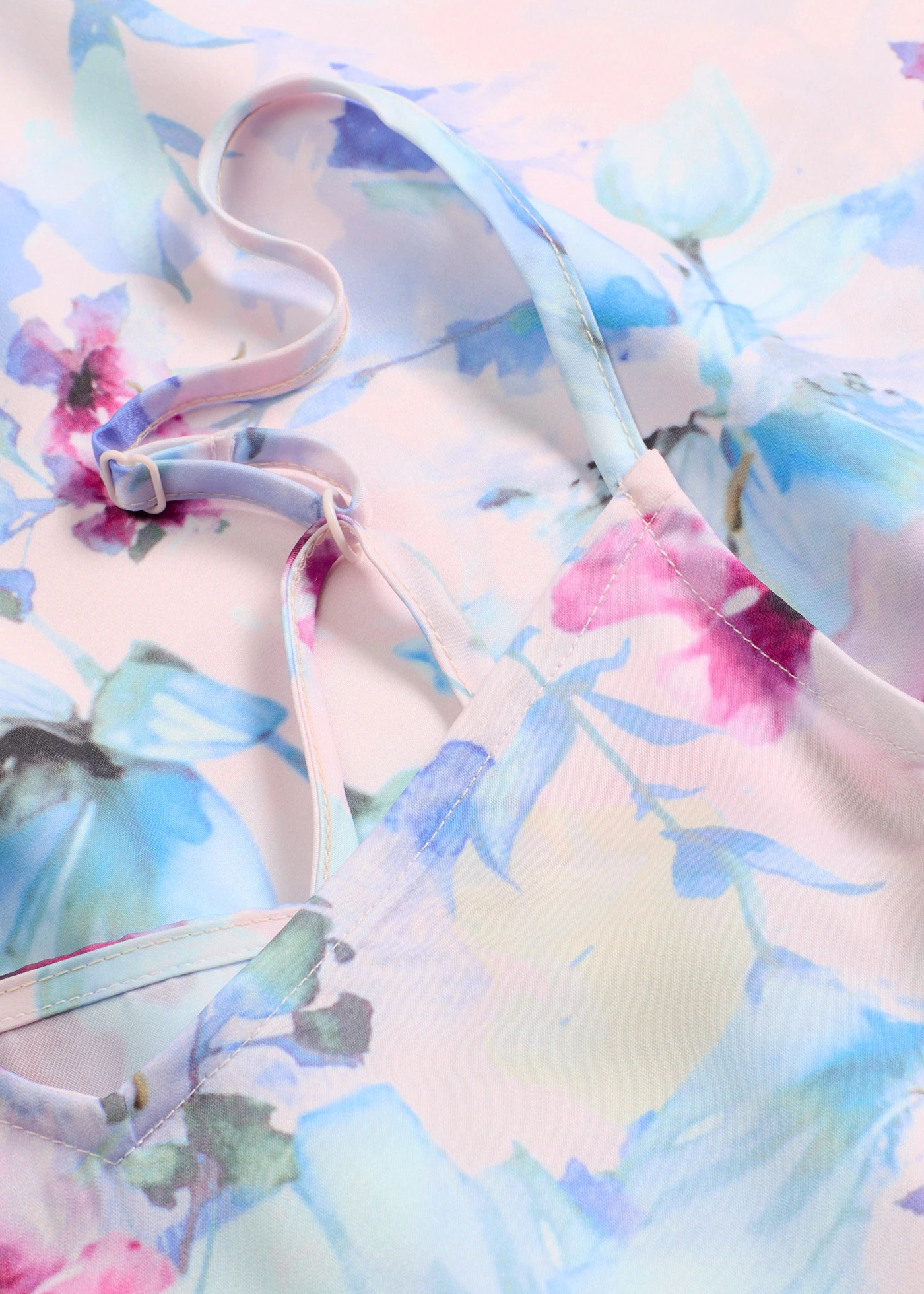 Dlouhá noční košile z lesklého saténu • světle růžová s květy • bonprix obchod