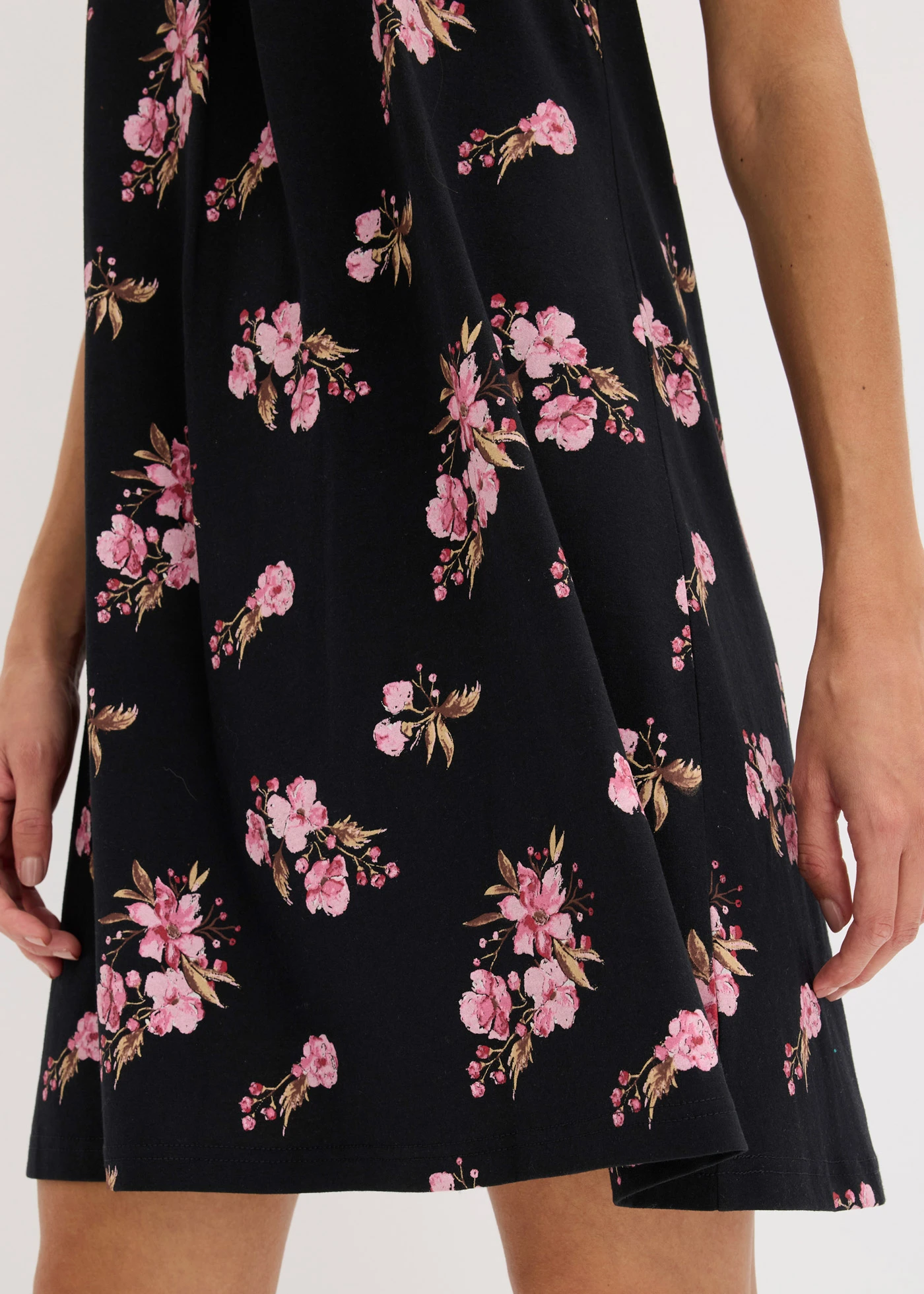 Krátká noční košile z měkké viskózové směsi • černá s květy • bonprix obchod