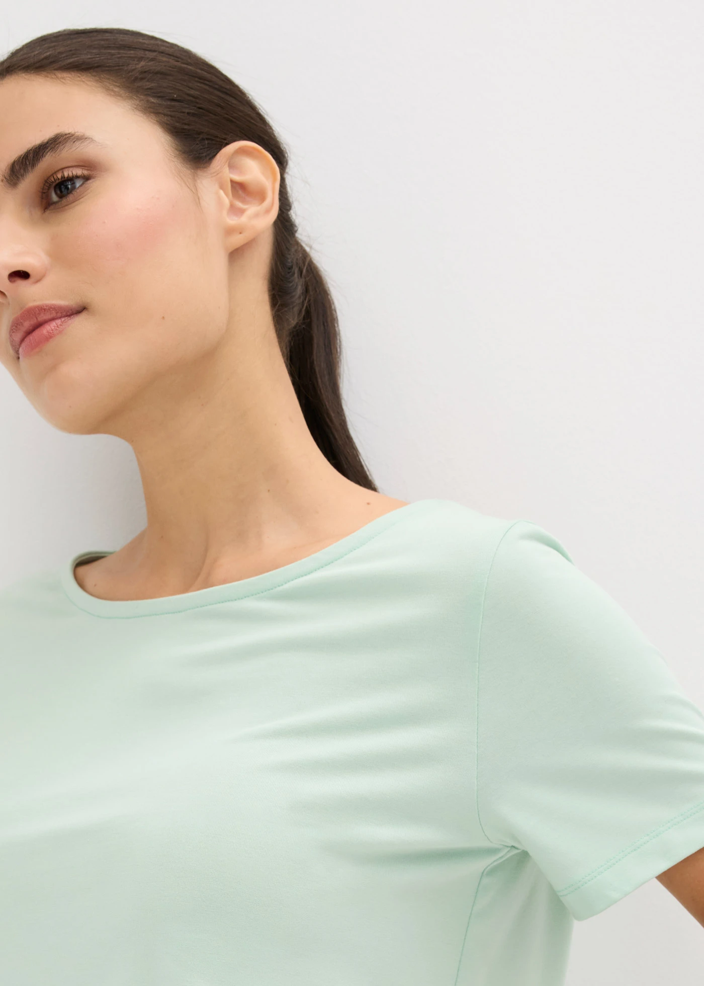 Długi T-shirt sportowy z wycięciem z tyłu • zielony trzcinowy • sklep bonprix