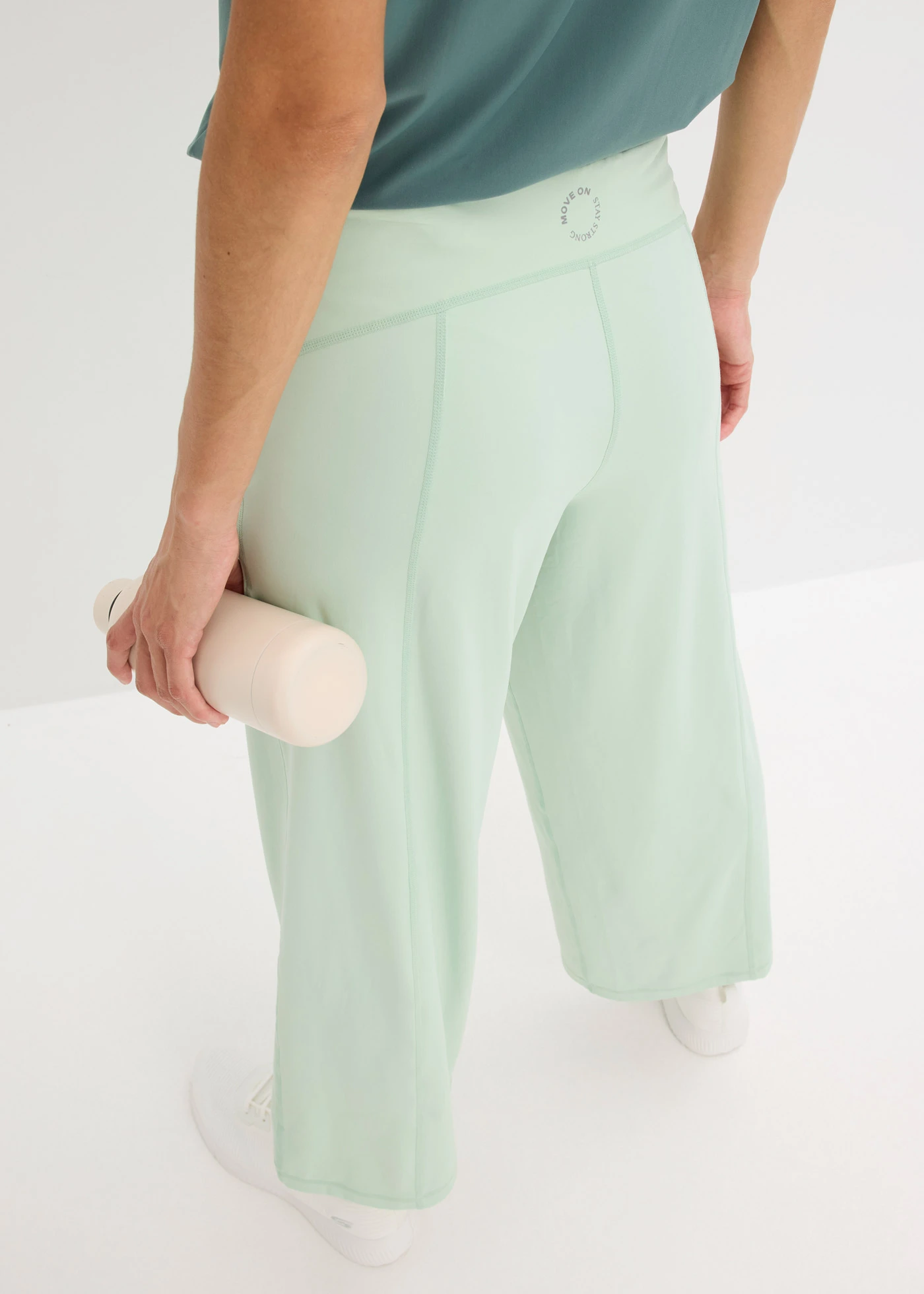 Comfort capri sportbroek met wijde pijpen, sneldrogend • lichtrietgroen • bonprix online shop
