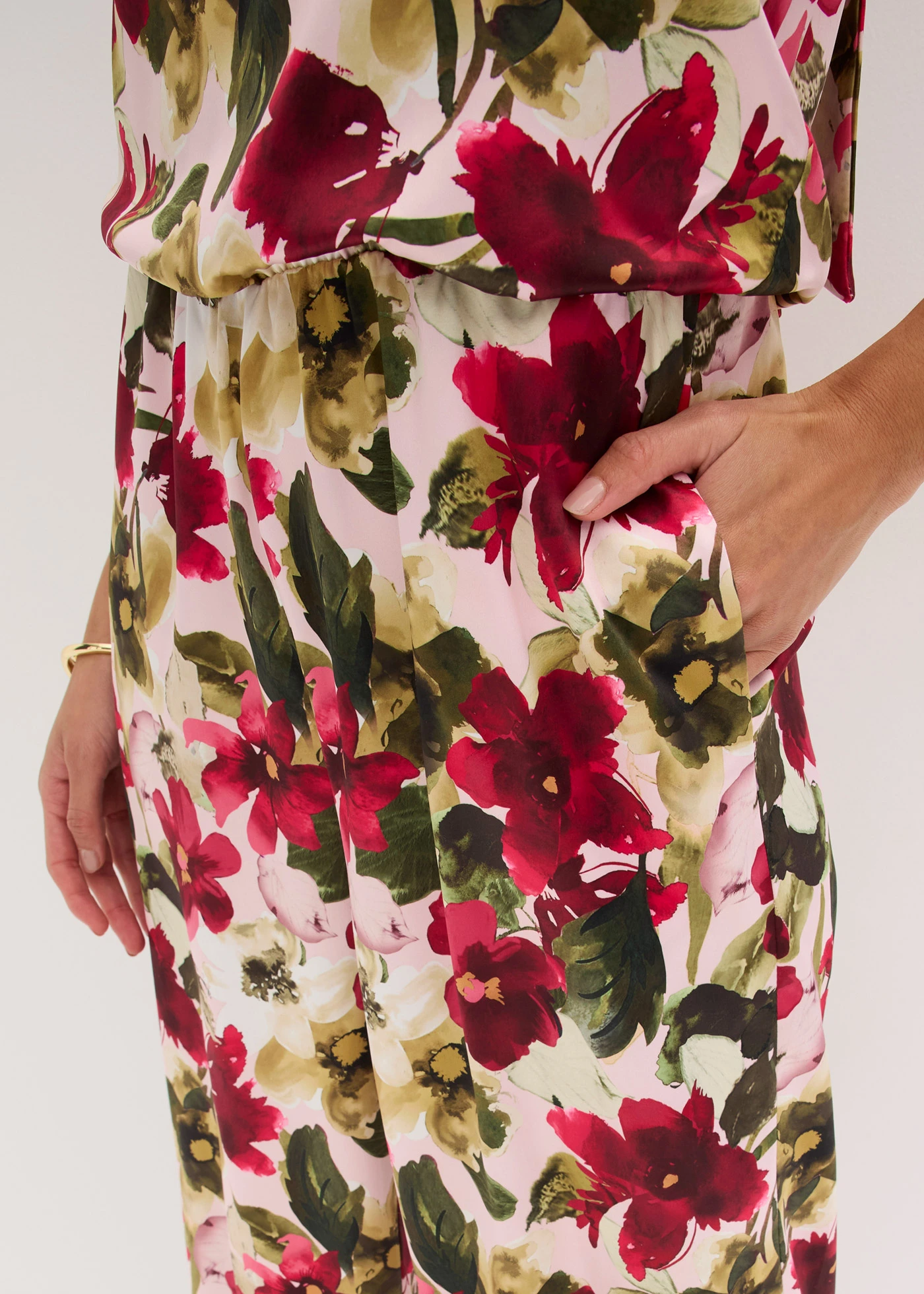 Salopetă din satin lucios • roșu floral • magazin bonprix