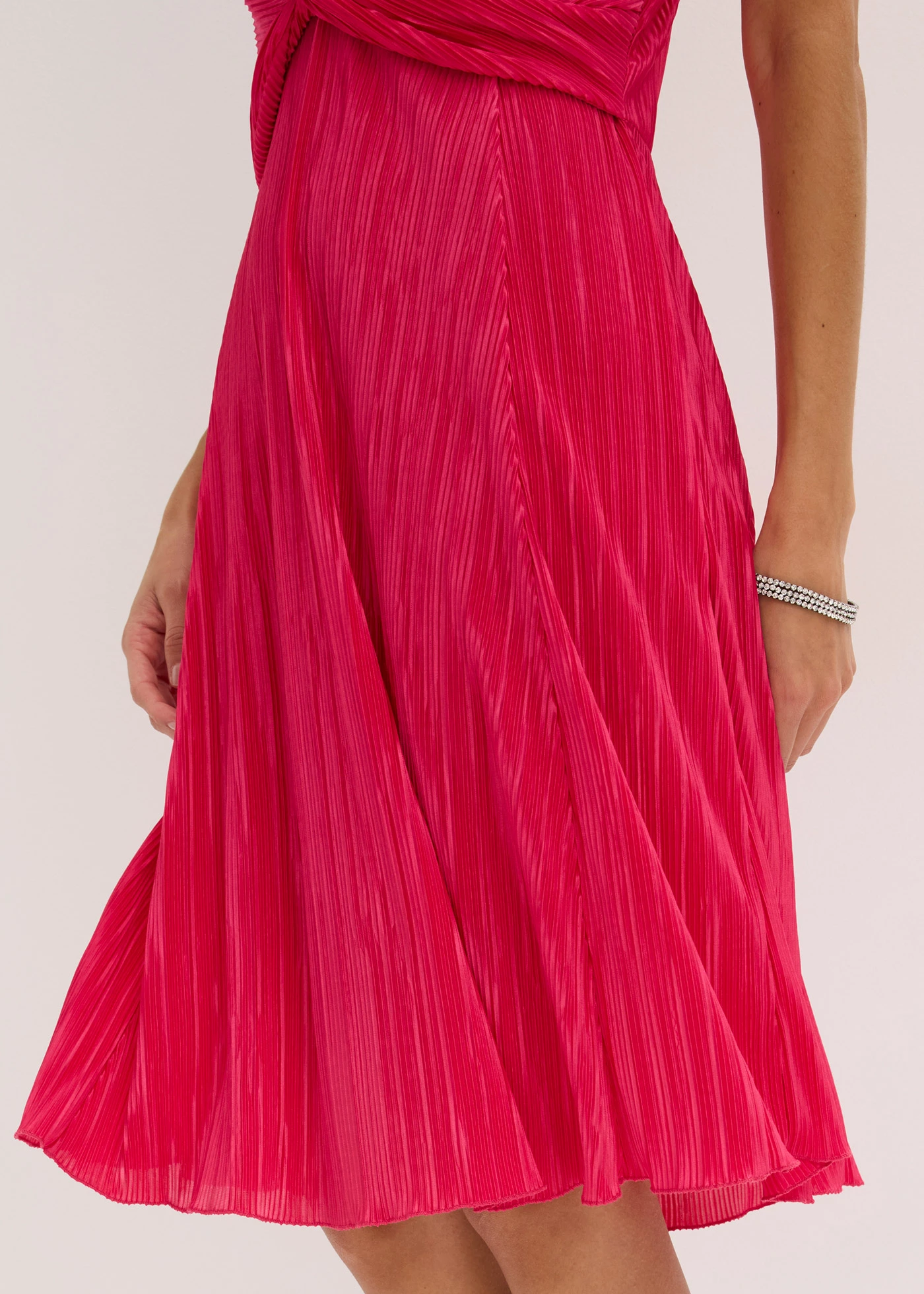 Robe courte en matière brillante et plissée • rose • Boutique bonprix