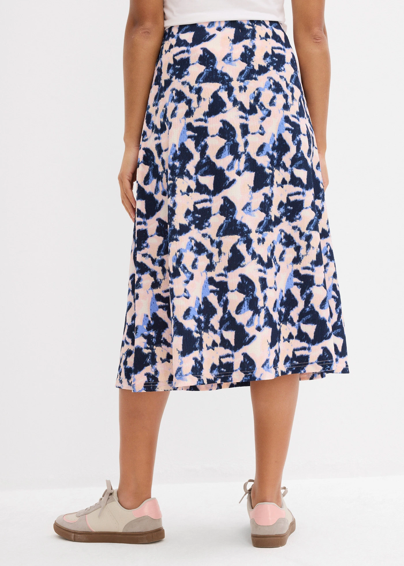 Jupe midi évasée • bleu nuage-bleu foncé-rose pâle-parme poudré-rose pêche imprimé • Boutique bonprix