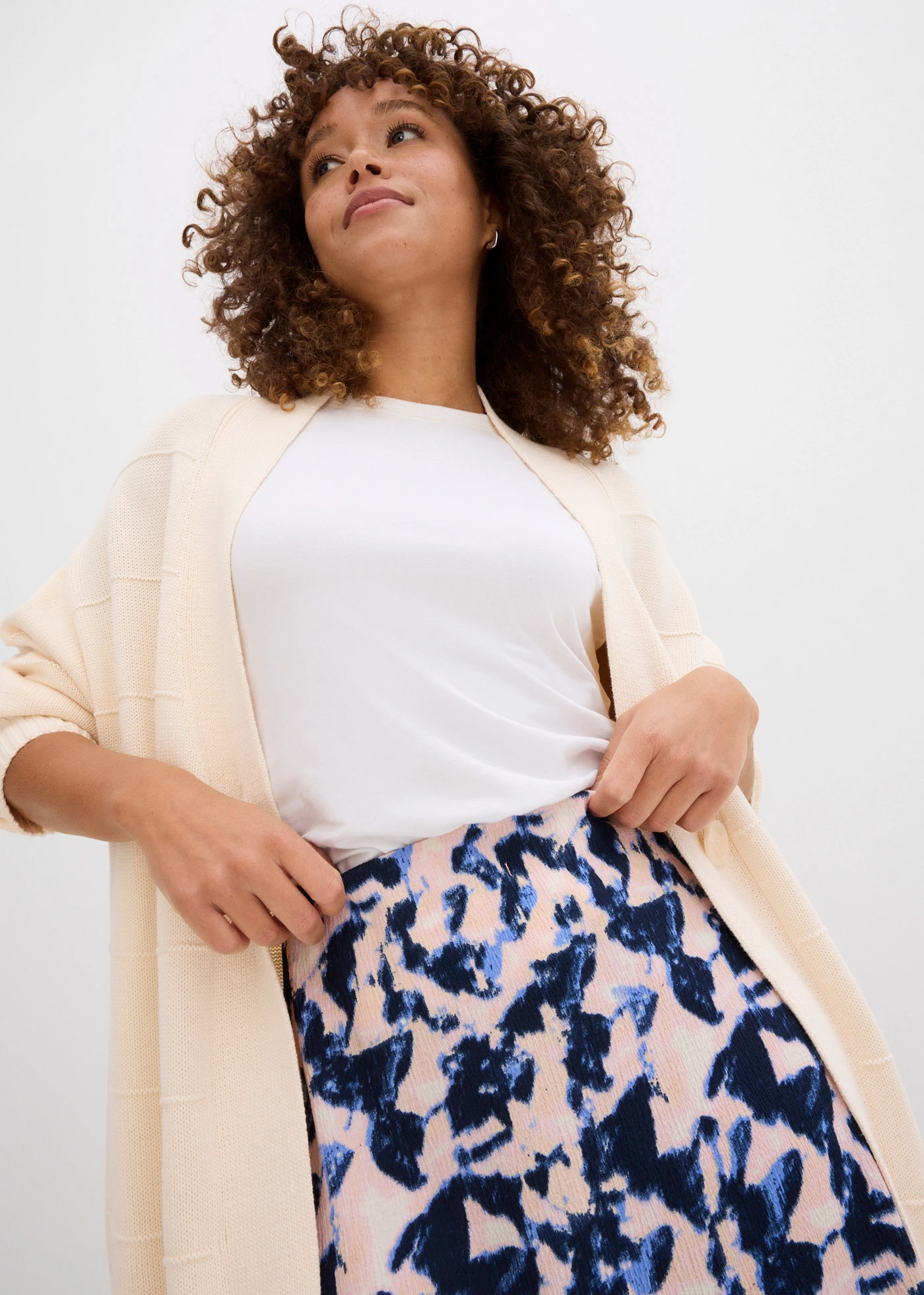 Jupe midi évasée • bleu nuage-bleu foncé-rose pâle-parme poudré-rose pêche imprimé • Boutique bonprix