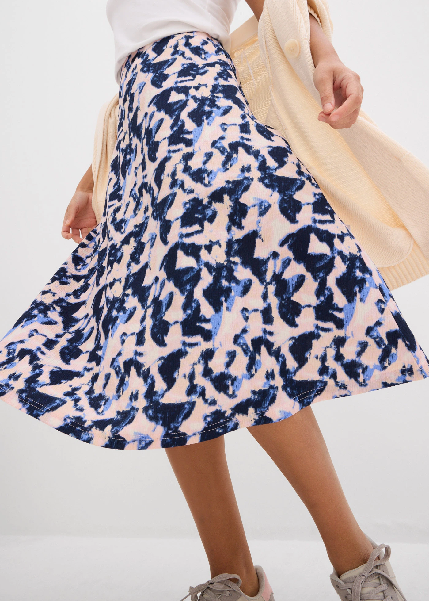 Jupe midi évasée • bleu nuage-bleu foncé-rose pâle-parme poudré-rose pêche imprimé • Boutique bonprix