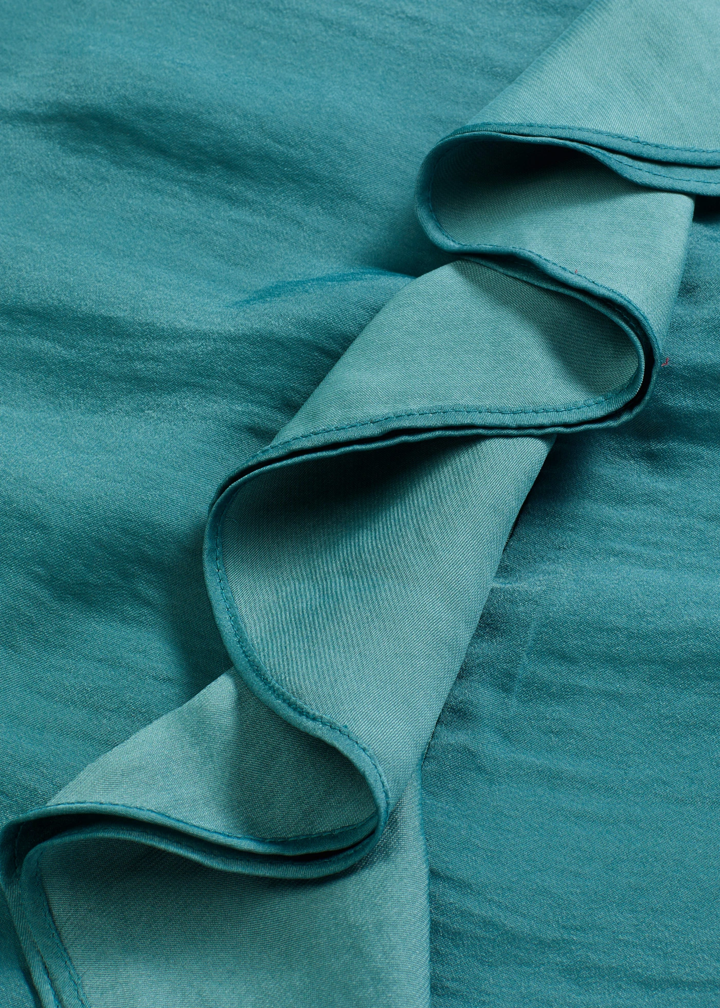 Top s úzkými ramínky, z lesklého saténu • zelený pepř • bonprix obchod