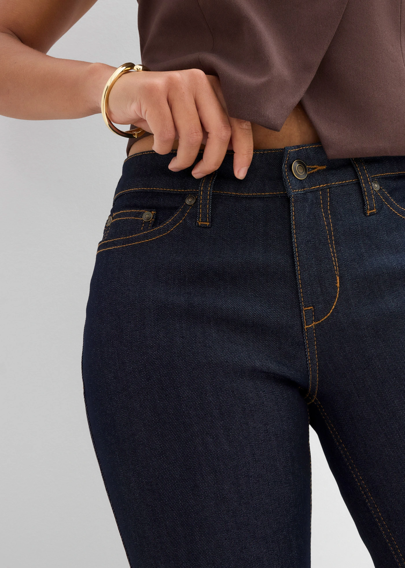 Wygodne dżinsy ze stretchem o kroju bootcut, średni stan • granatowy denim unwashed • sklep bonprix