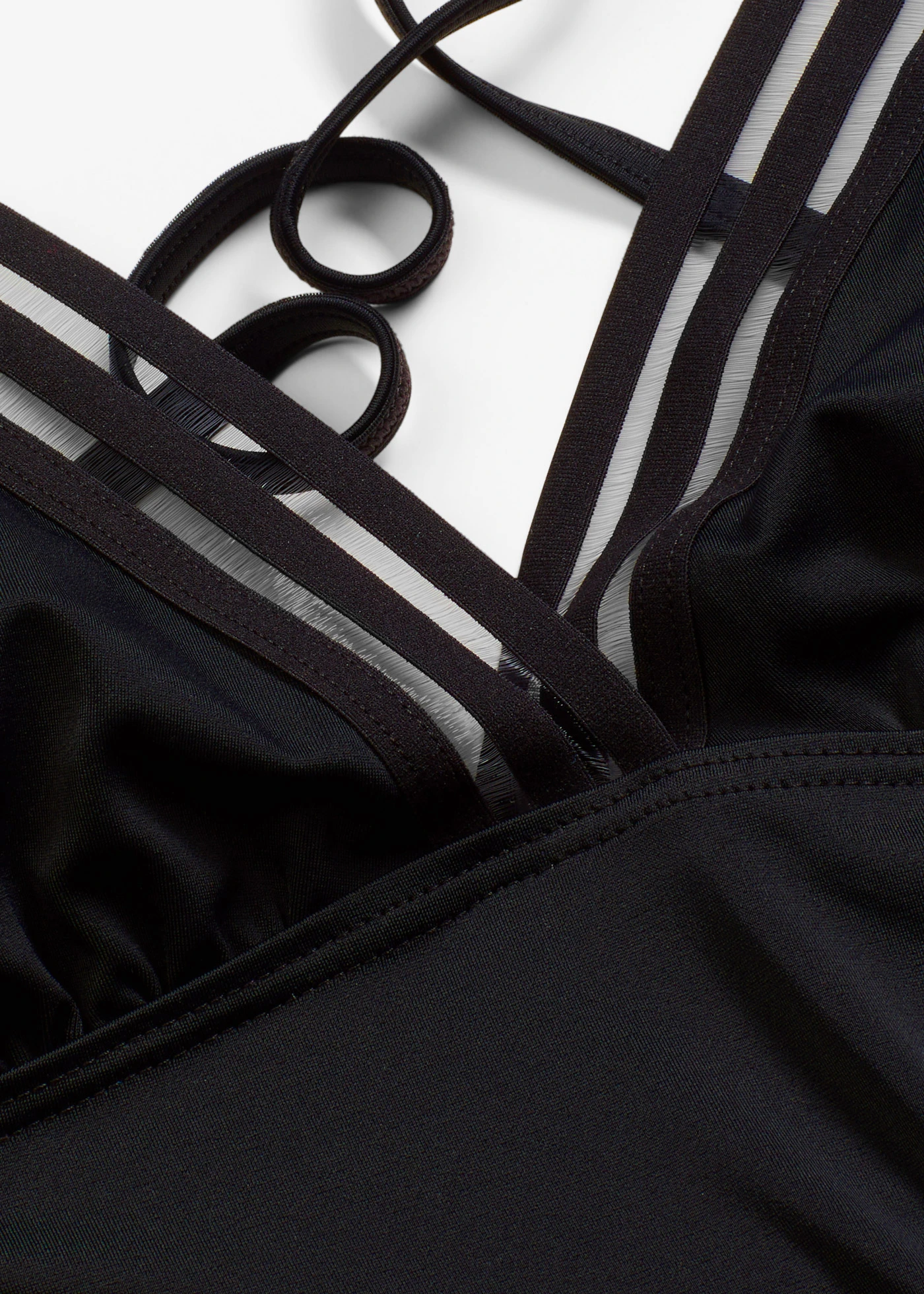 Halter badpak met een diep decolleté • zwart • bonprix online shop