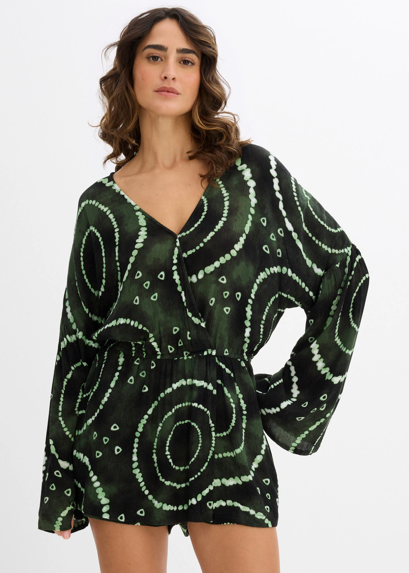 Krátký overal ze splývavé viskózy • petrolejovo-bílá s potiskem • bonprix obchod