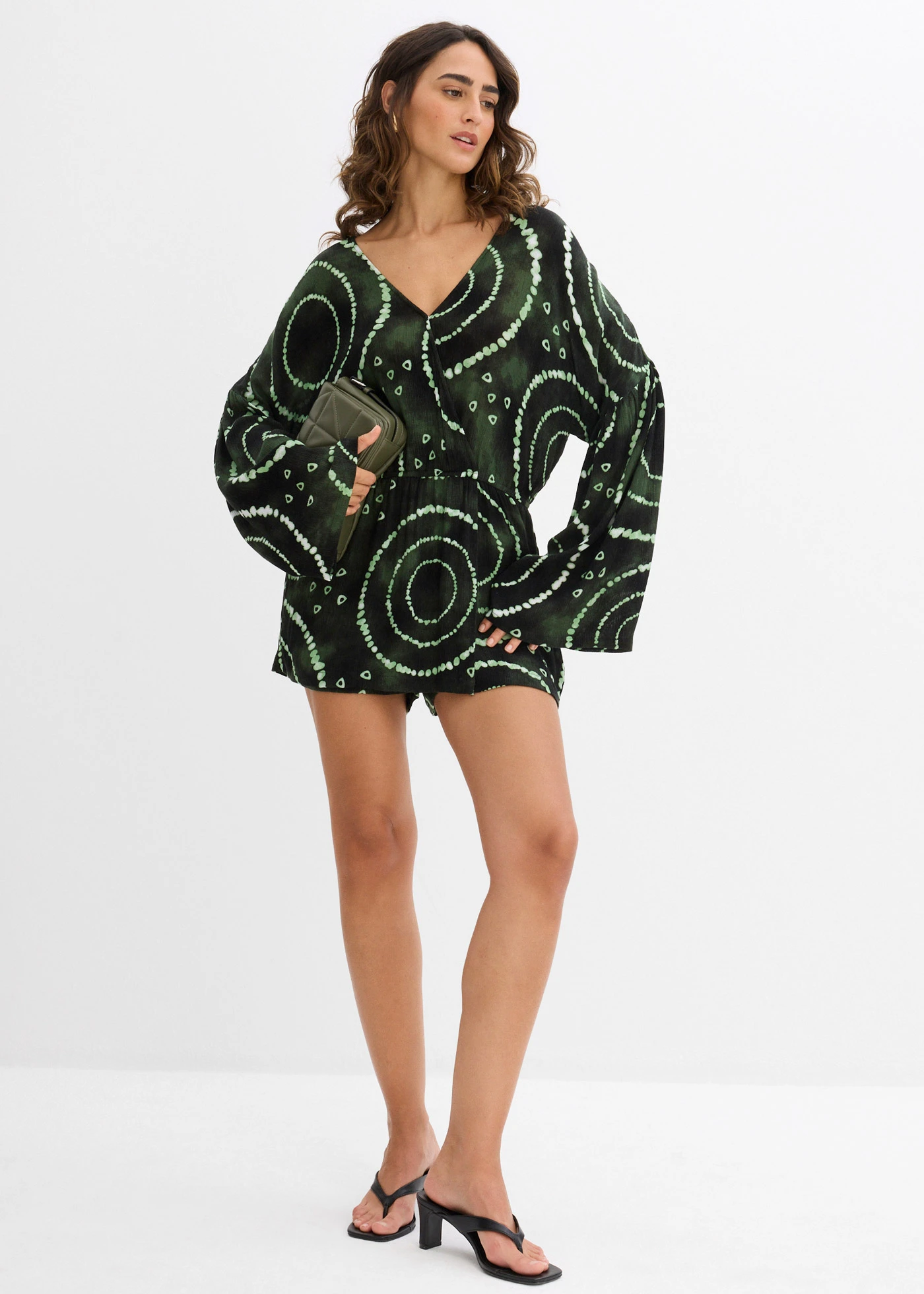 Krátký overal ze splývavé viskózy • petrolejovo-bílá s potiskem • bonprix obchod