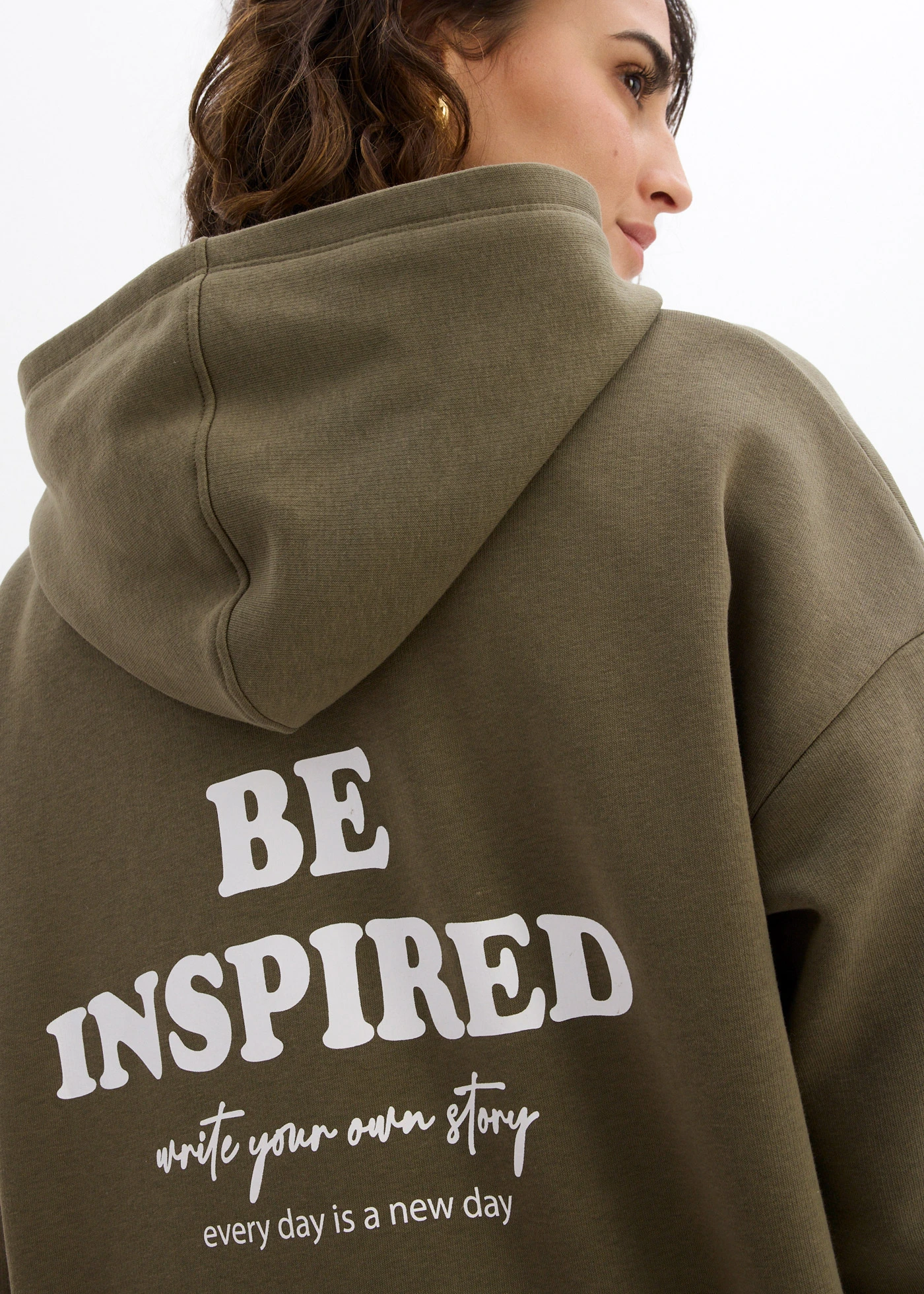 Sweat à capuche doux en coton mélangé • vert argile imprimé • Boutique bonprix