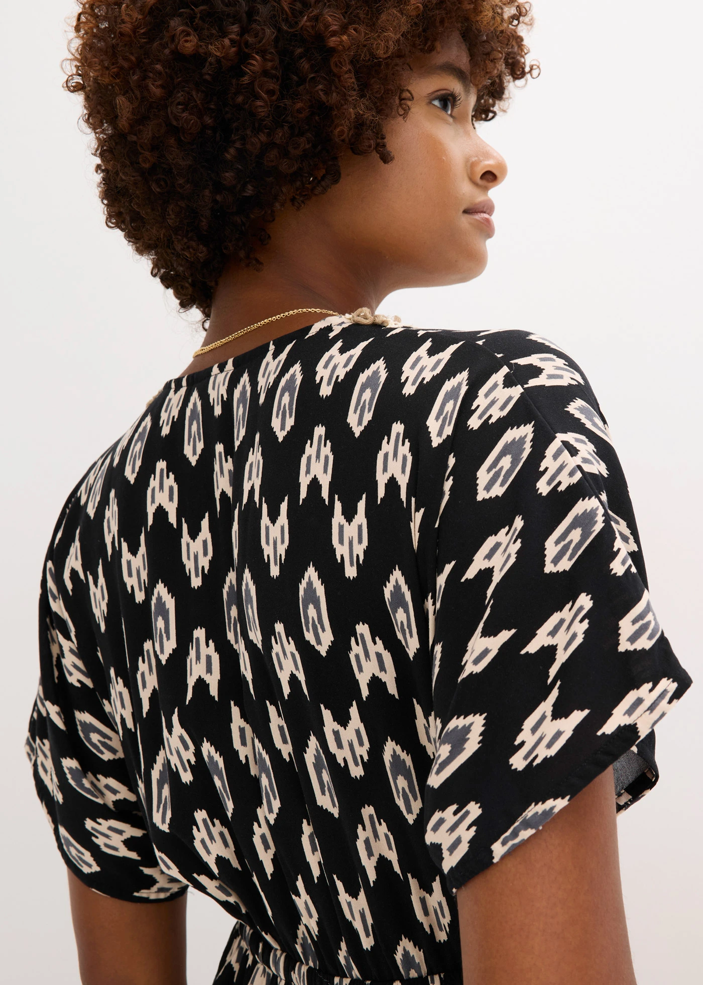 Dlouhé šaty ze splývavé viskózy • černá s potiskem • bonprix obchod