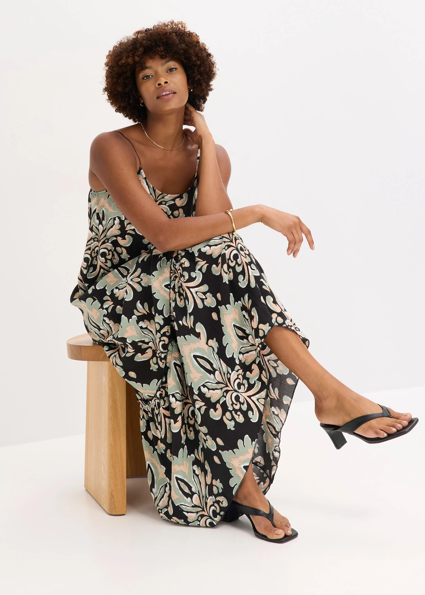 Šaty na ramínka, ze strukturované viskózy • černá • bonprix obchod