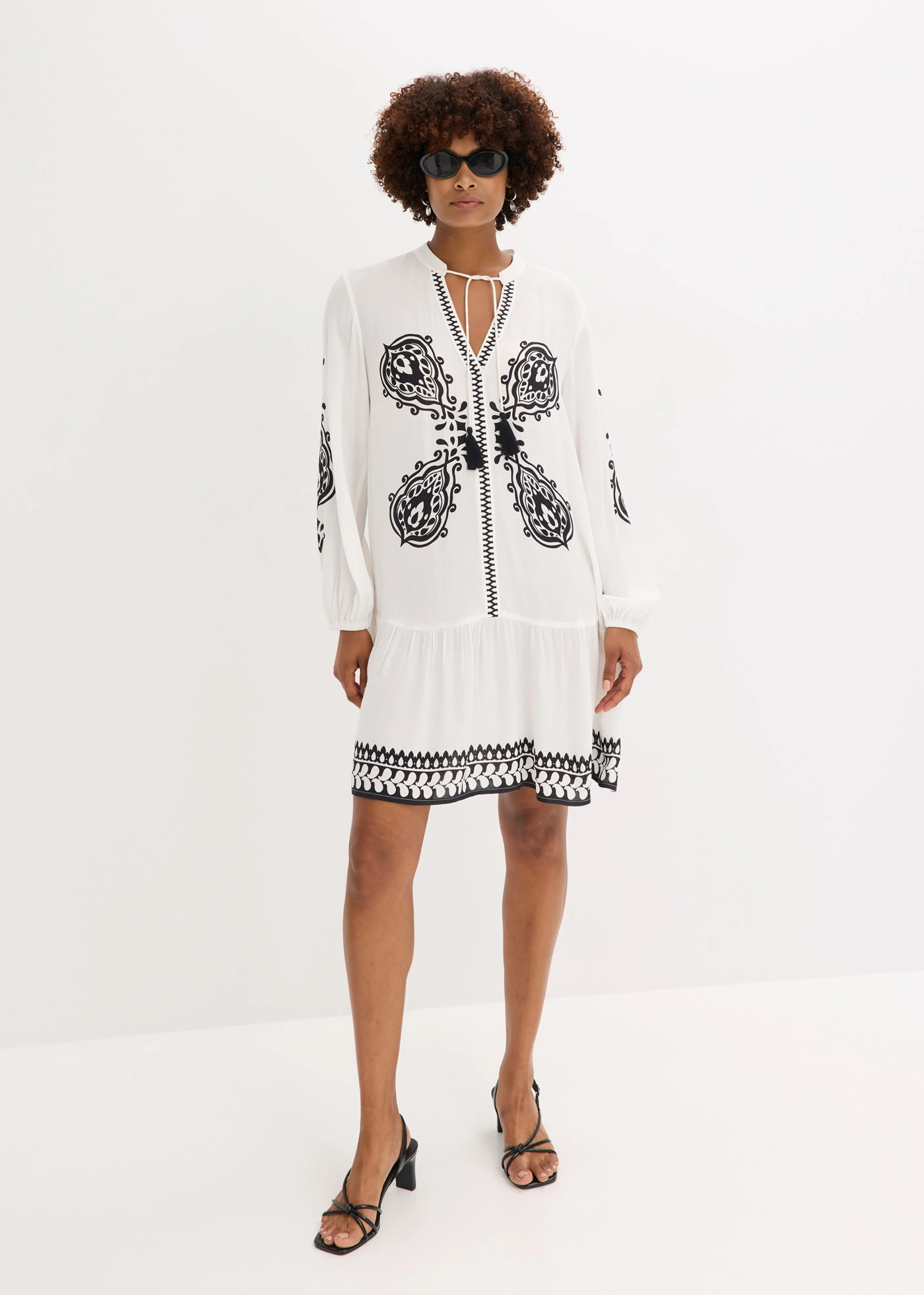 Tunikové šaty ze strukturované viskózy • přírodní bílo-černá s potiskem • bonprix obchod