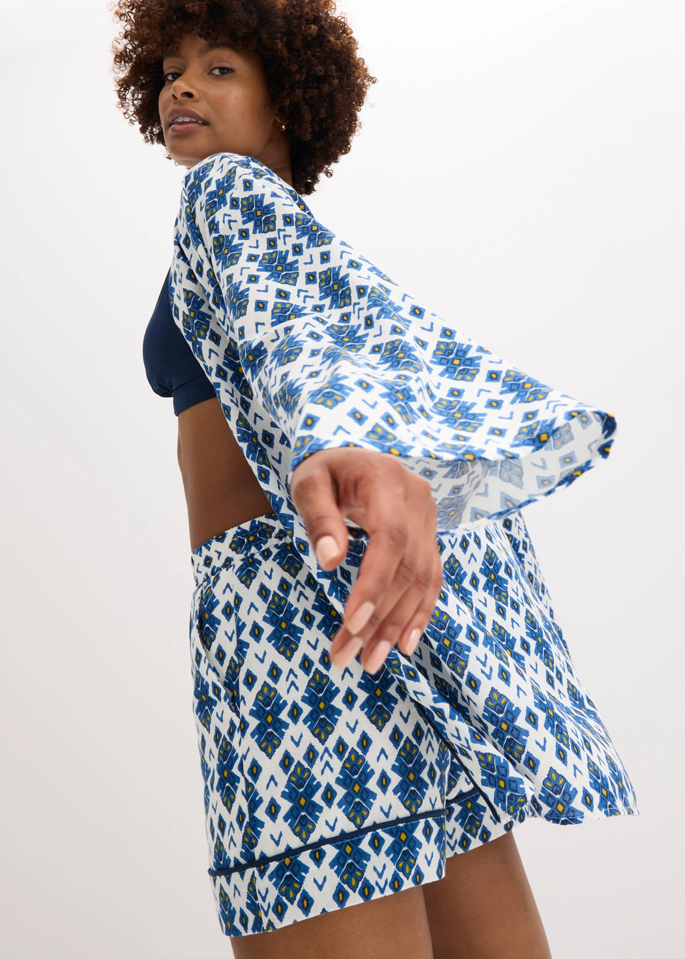 Kimonová halenka • bílo-modrá s potiskem • bonprix obchod