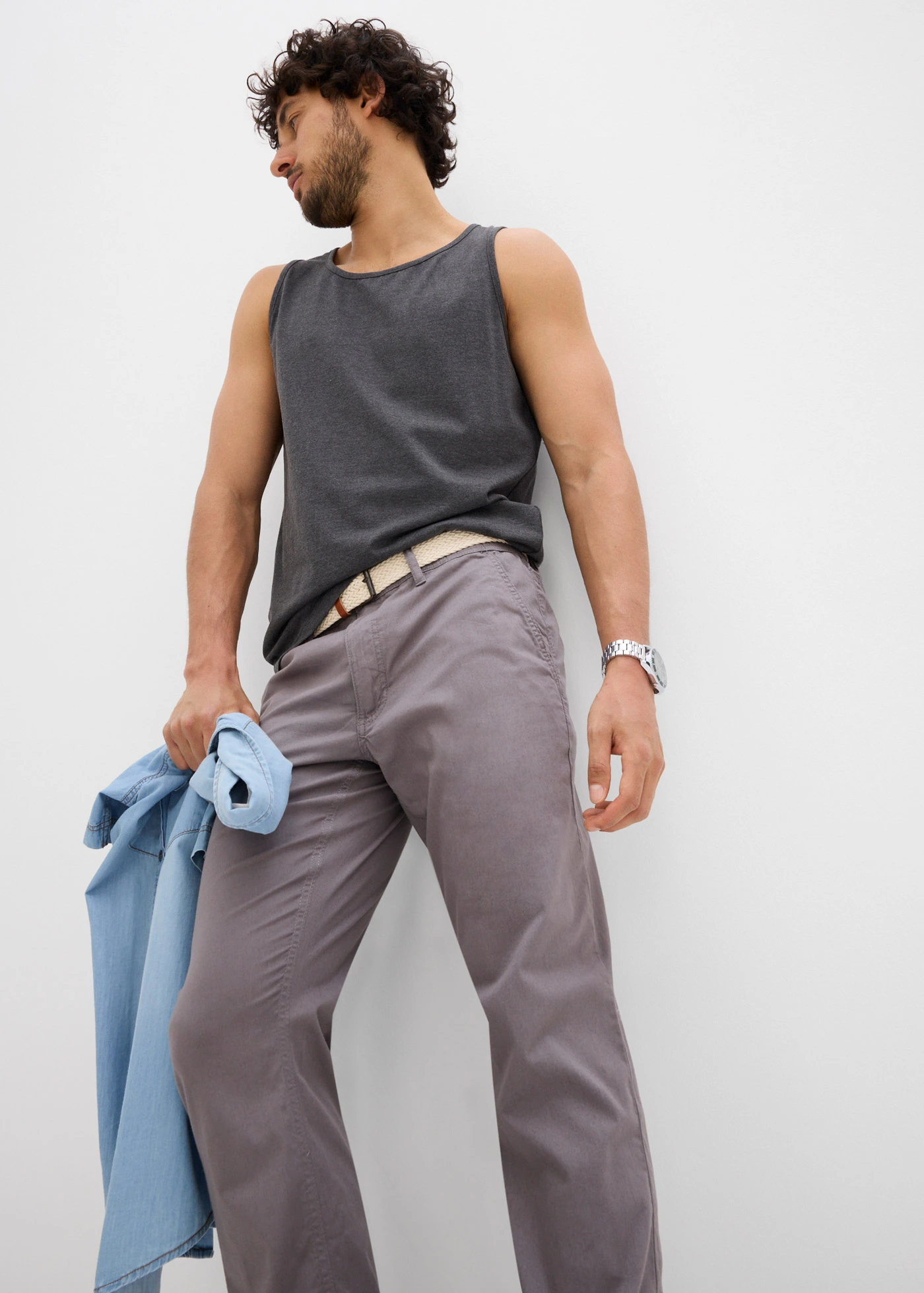 Regular Fit chino nadrág elasztikus derékpánttal és övvel, Straight • füstszürke • bonprix áruház