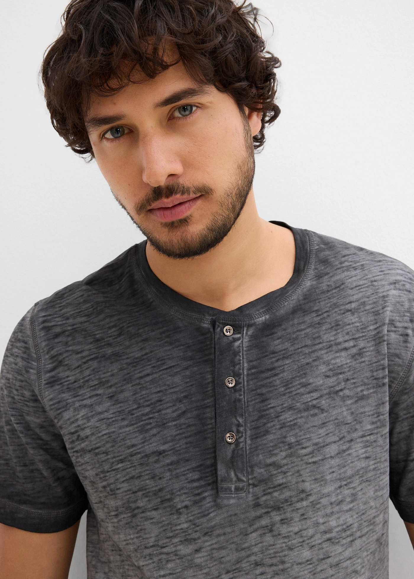 Henley shirt van biologisch katoen in washed out look • leisteengrijs used • bonprix online shop