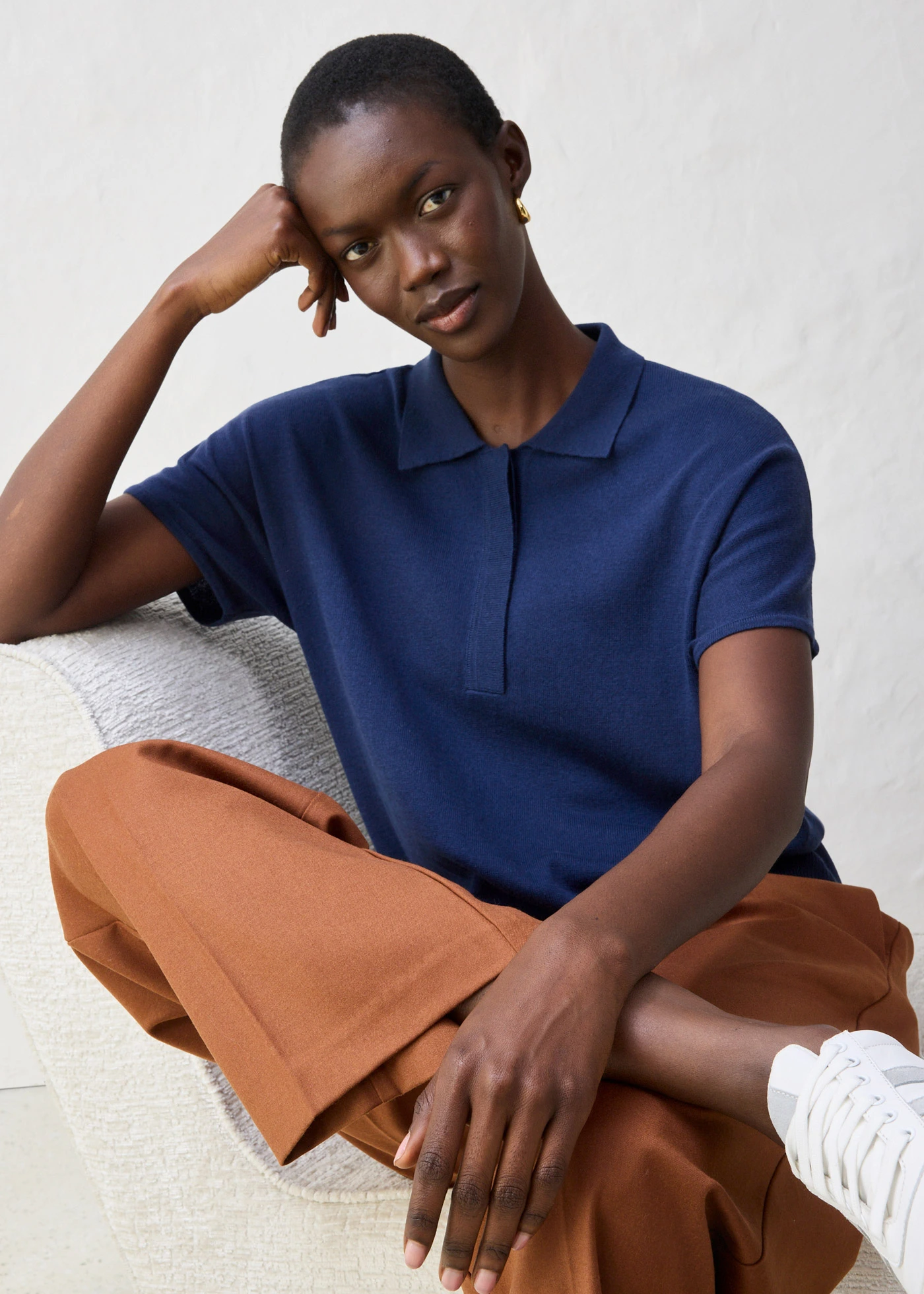 Svetr z jemné pleteniny s podílem hedvábí a límečkem polo • tmavě modrá • bonprix obchod