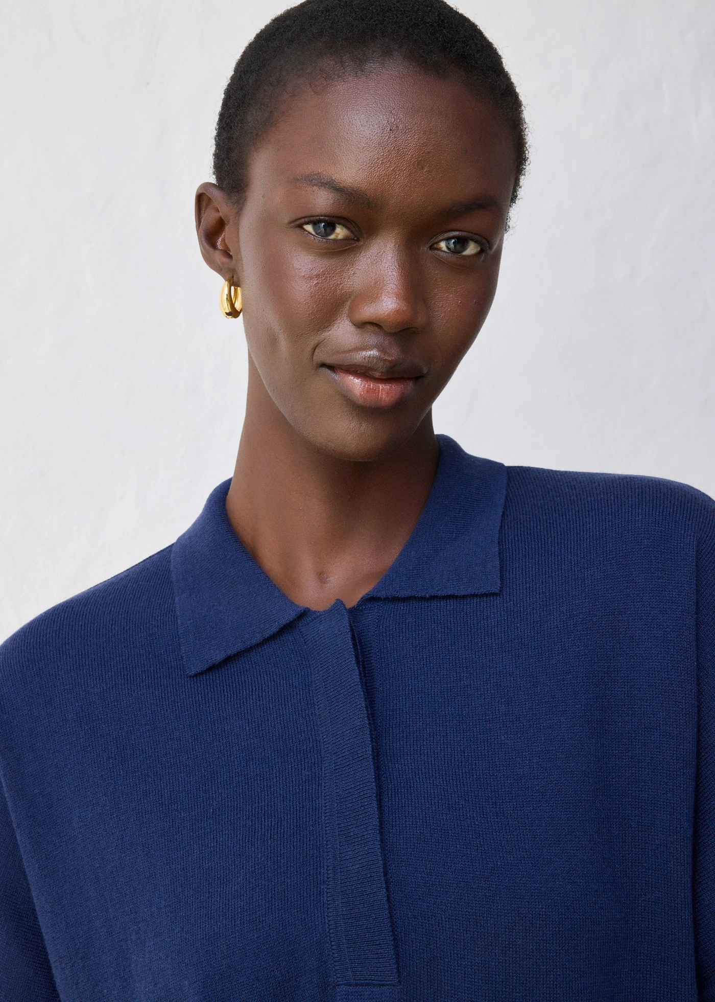 Svetr z jemné pleteniny s podílem hedvábí a límečkem polo • tmavě modrá • bonprix obchod