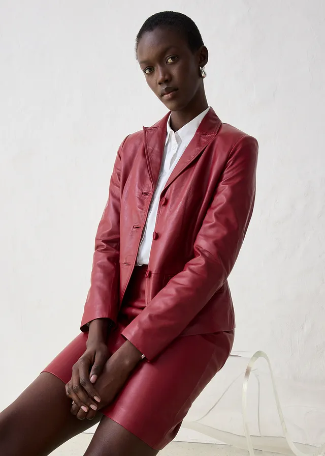 Blazer court en cuir d’agneau nappa • rouge châtaigne • product-page.page-title-suffix