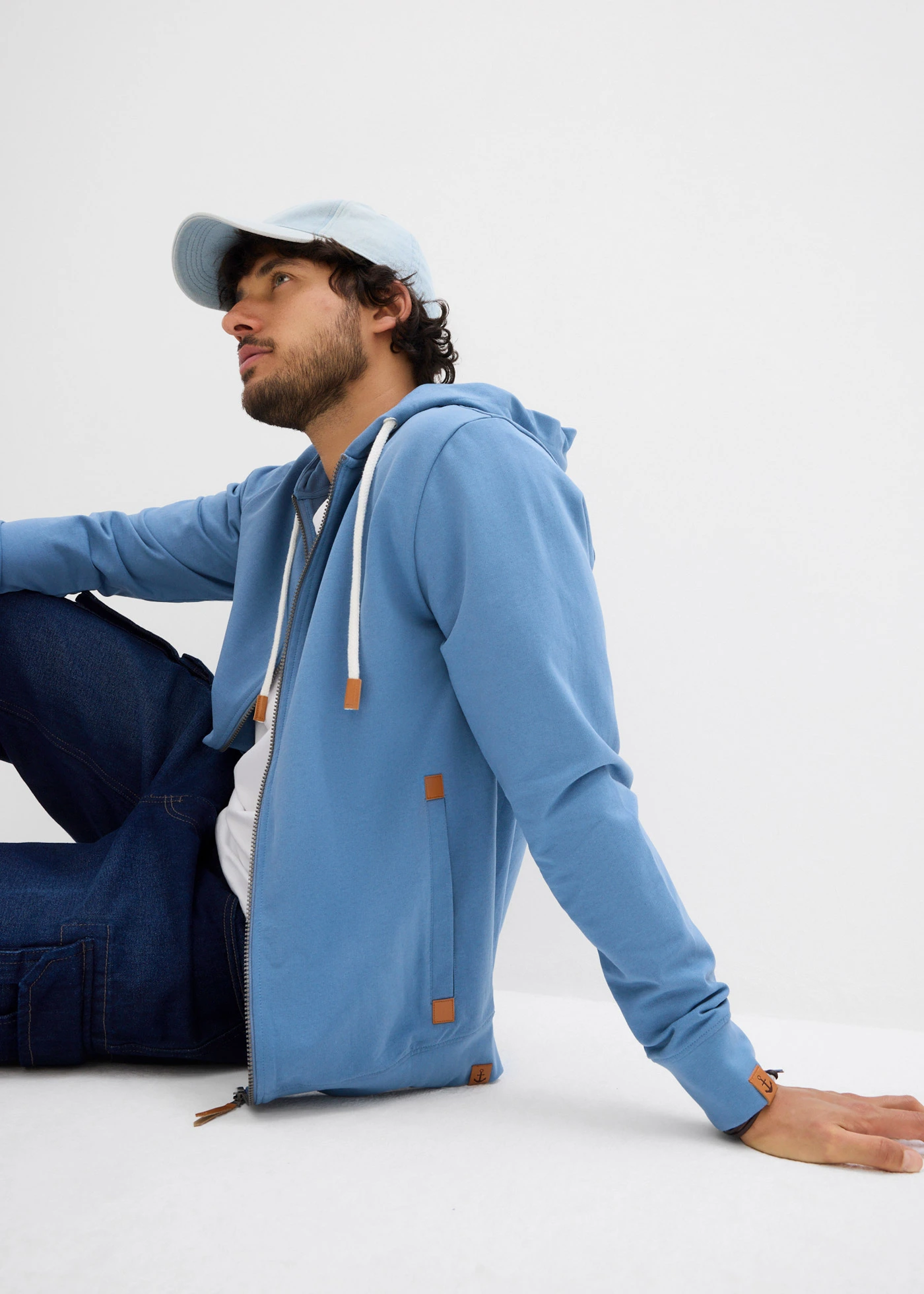 Sweatvest met een capuchon en imitatieleleren details • golf blauw • bonprix online shop