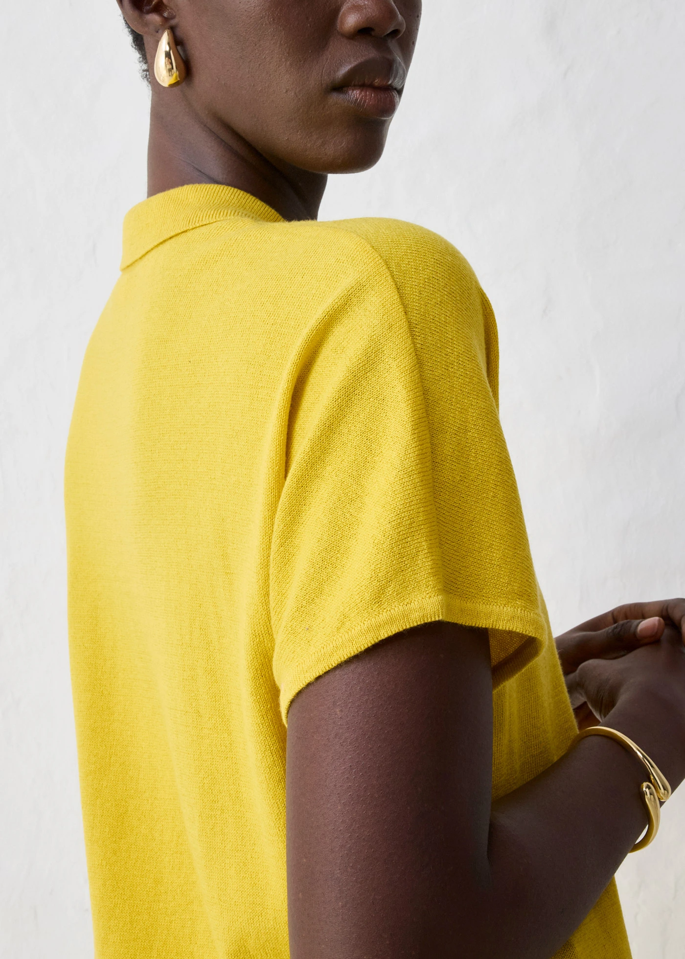 Svetr z jemné pleteniny s podílem hedvábí a límečkem polo • jantarová • bonprix obchod