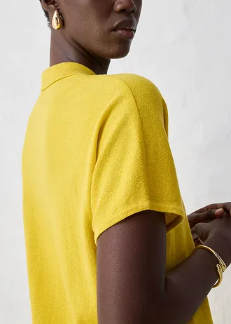 Svetr z jemné pleteniny s podílem hedvábí a límečkem polo • jantarová • bonprix obchod