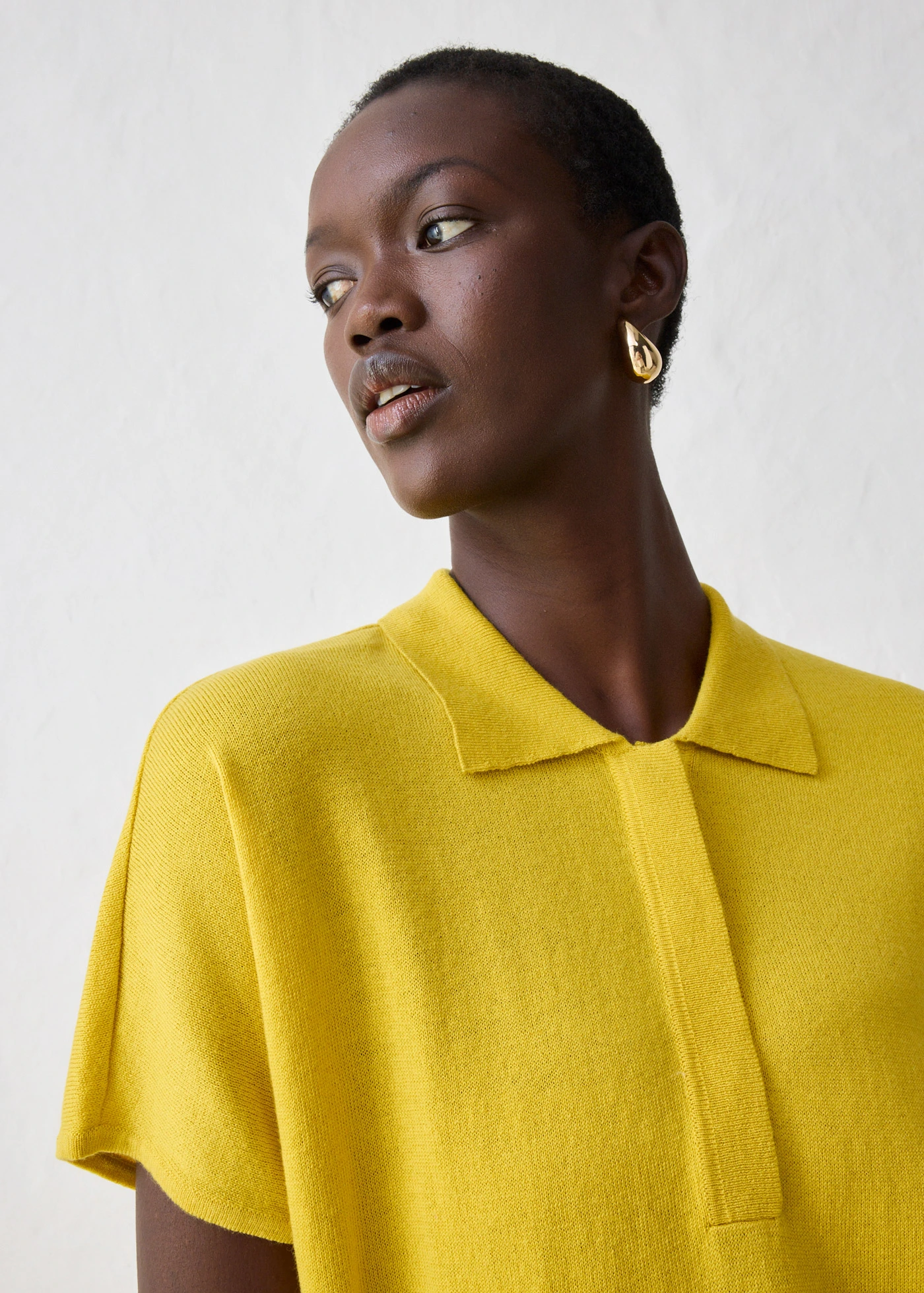 Svetr z jemné pleteniny s podílem hedvábí a límečkem polo • jantarová • bonprix obchod