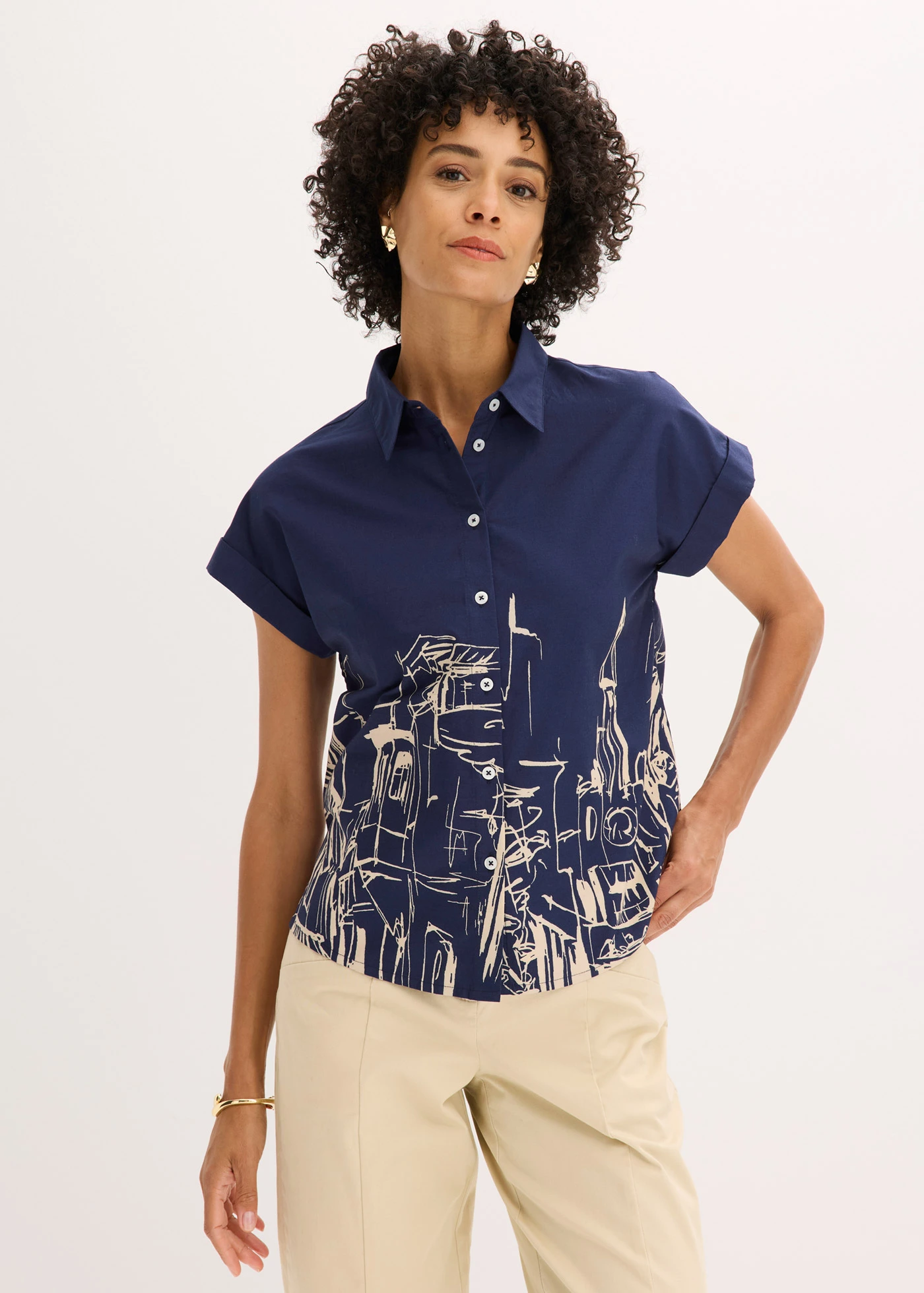 Chemisier manches courtes oversize en popeline de coton • bleu foncé/écru graphique • Boutique bonprix