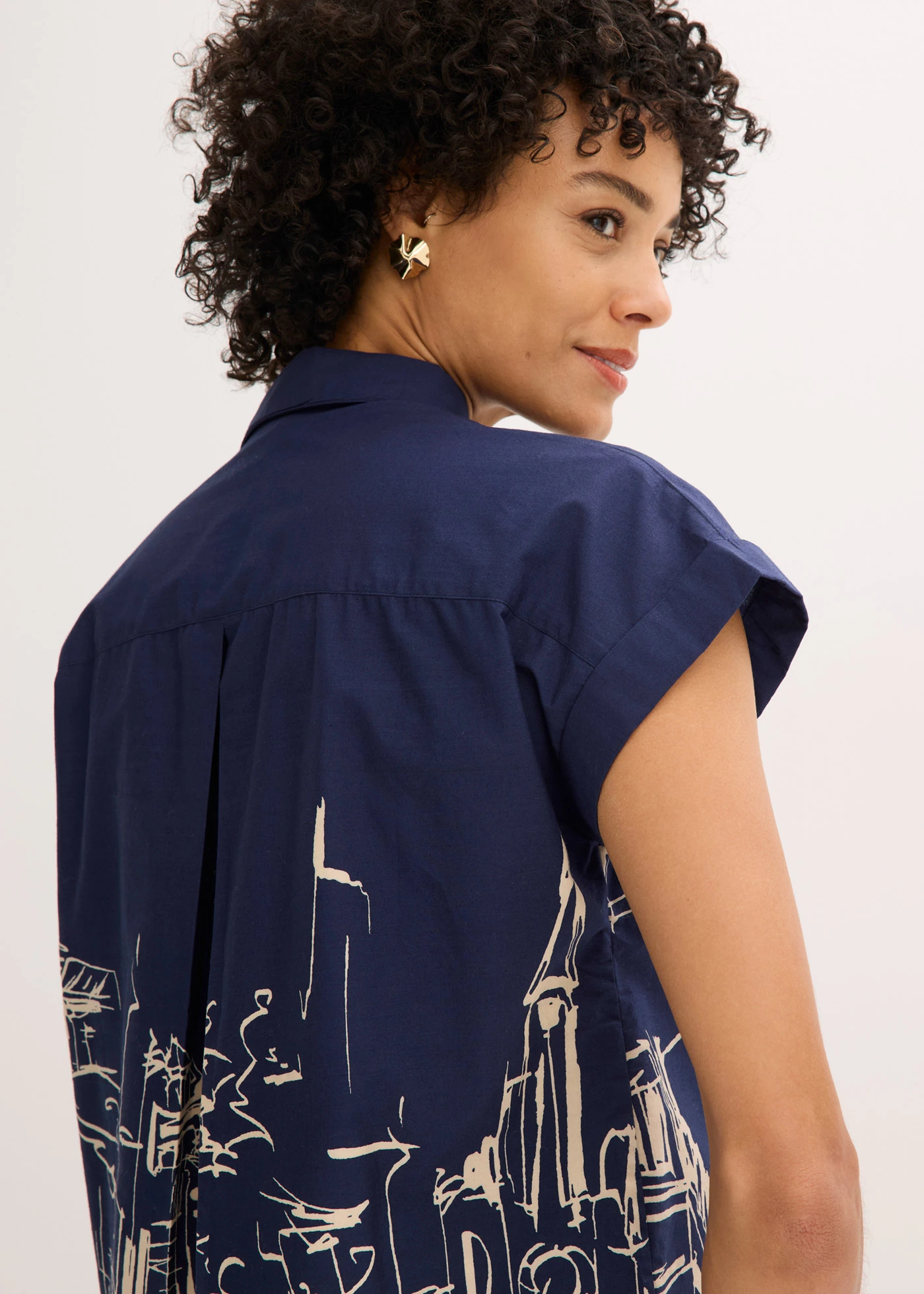 Chemisier manches courtes oversize en popeline de coton • bleu foncé/écru graphique • Boutique bonprix