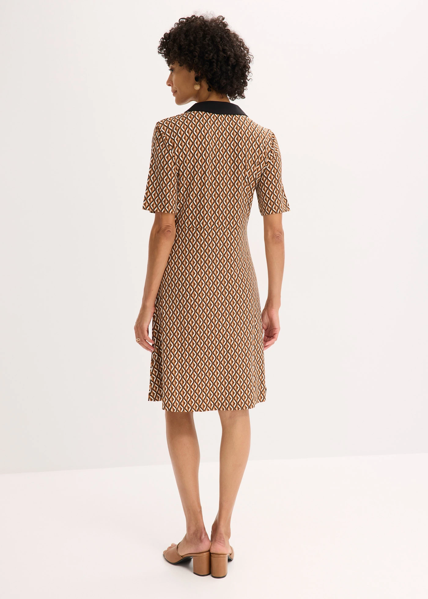 Pólo šaty v délce midi • hnědá moka-černá s grafickým potiskem • bonprix obchod