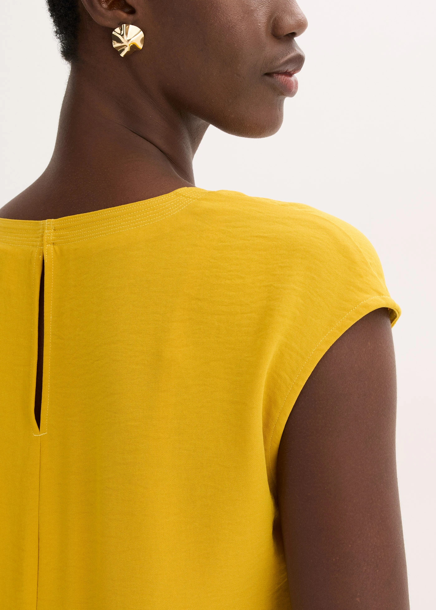 Šaty ze strukturovaného materiálu • zlatohnědá • bonprix obchod