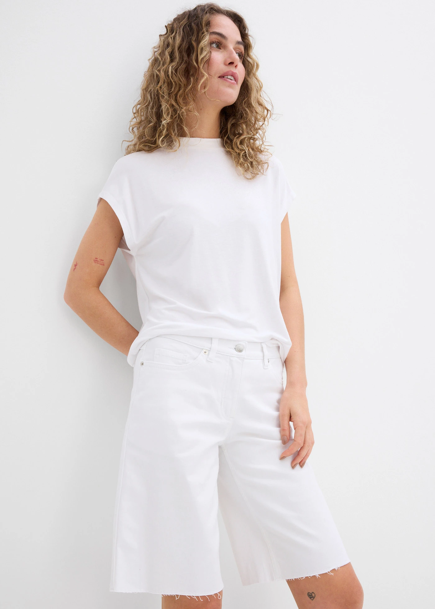 Bermudy s nezačištěným okrajem • bílá • bonprix obchod