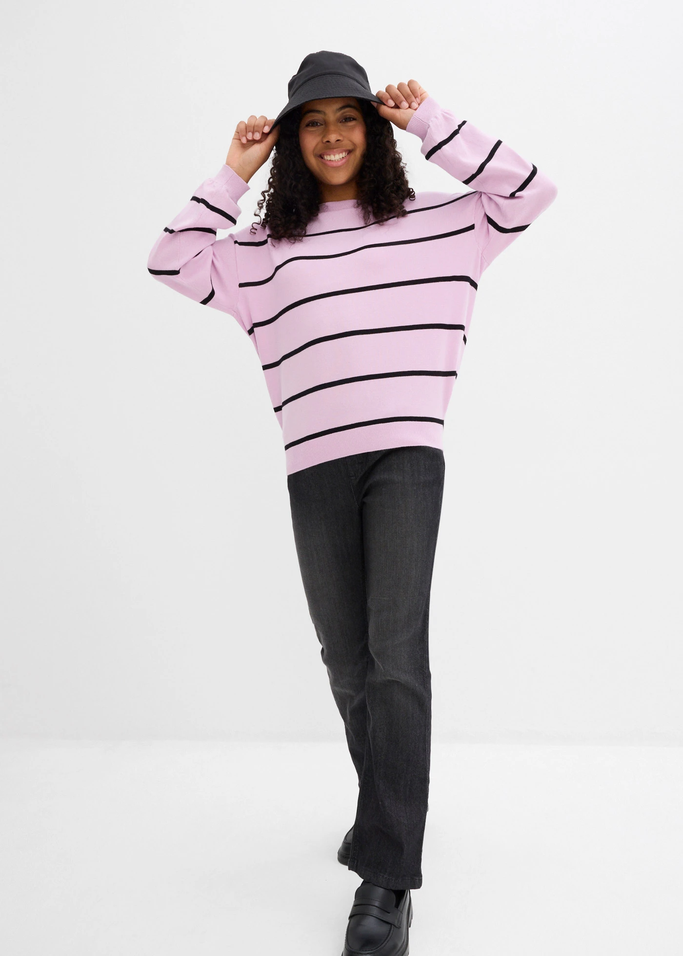 Svetr z jemného úpletu ze směsi s viskózou • jemně šeříkovo-černá s proužky • bonprix obchod