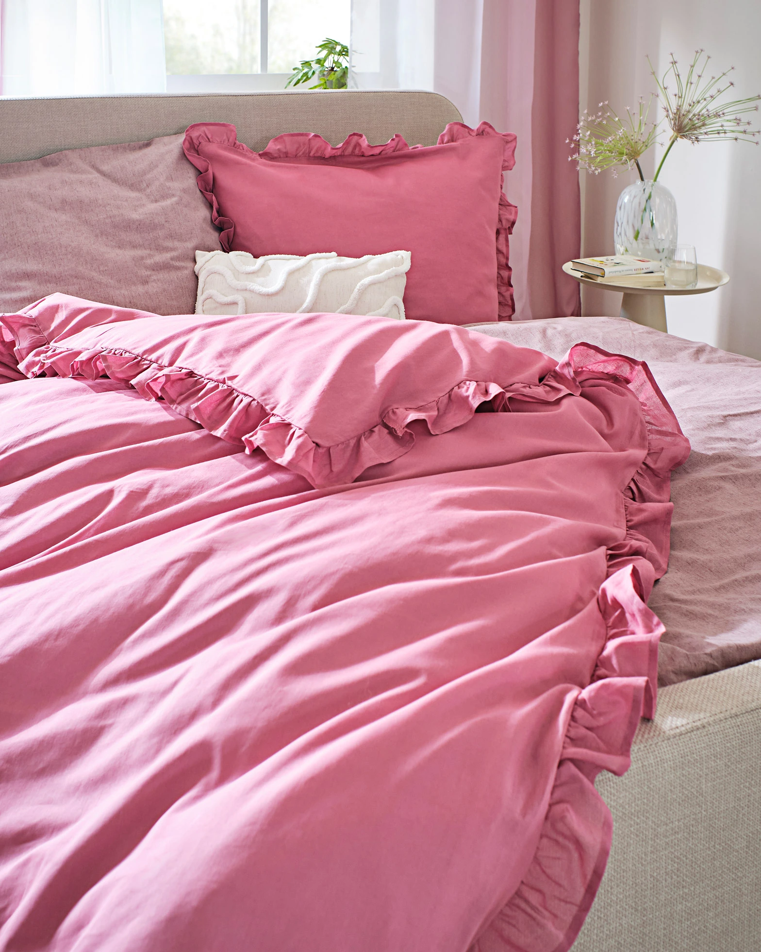 Parure de lit en linon avec volants • cassis • Boutique bonprix