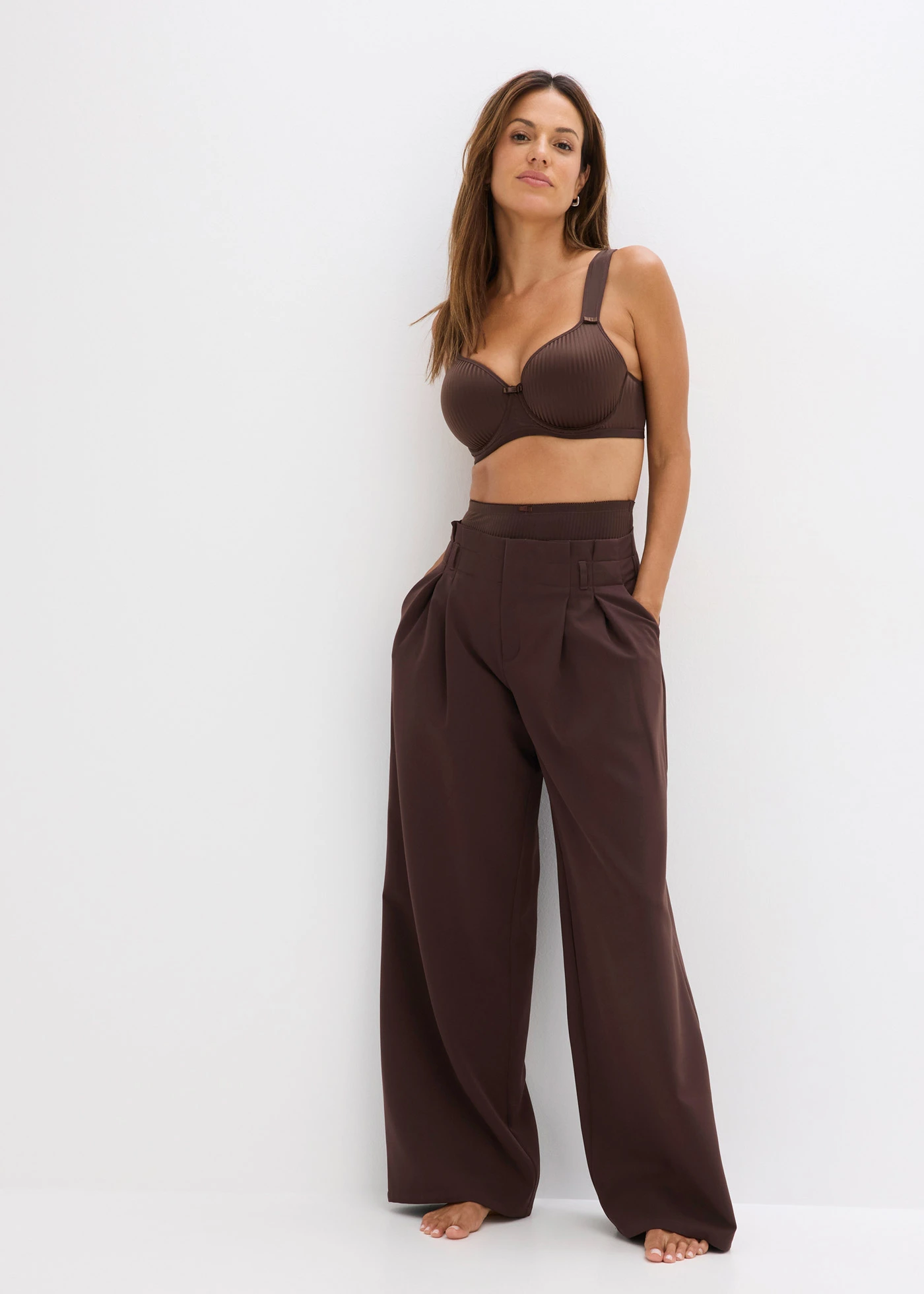 Vyztužená podprsenka s polstrovanými ramínky a lesklým efektem • tmavě hnědá s proužky • bonprix obchod