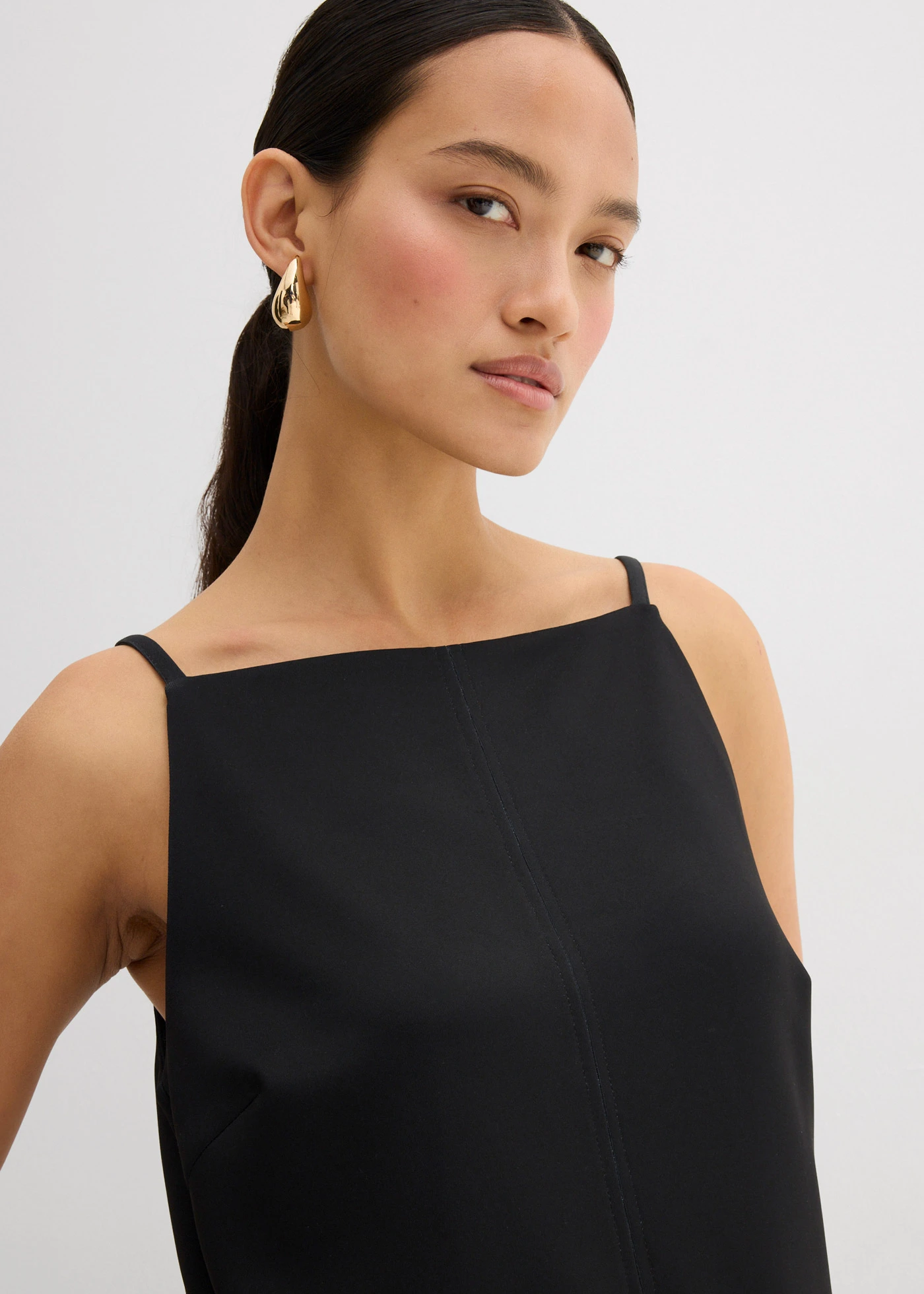 Mini šaty ze splývavého materiálu scuba • černá • bonprix obchod