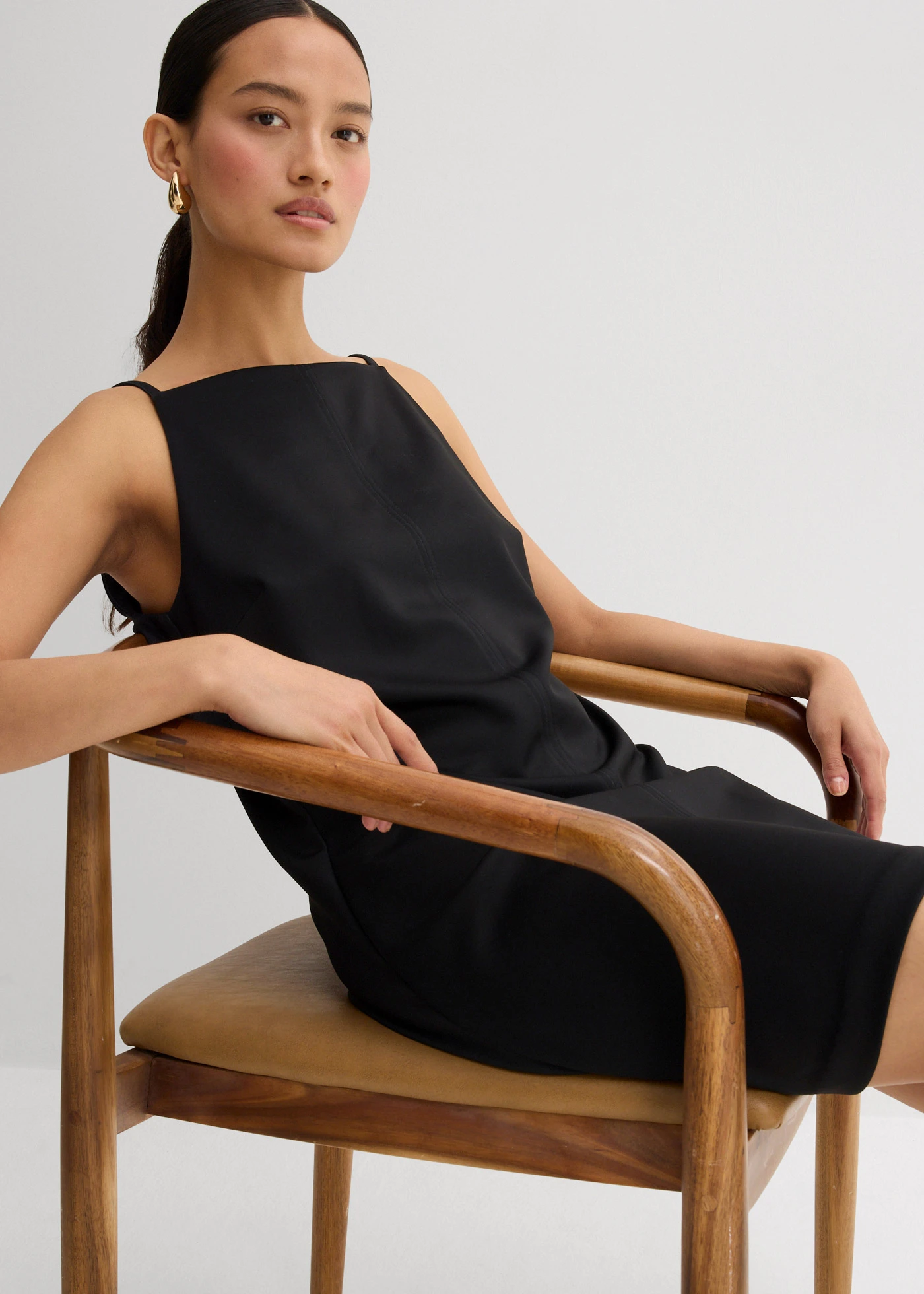 Mini šaty ze splývavého materiálu scuba • černá • bonprix obchod