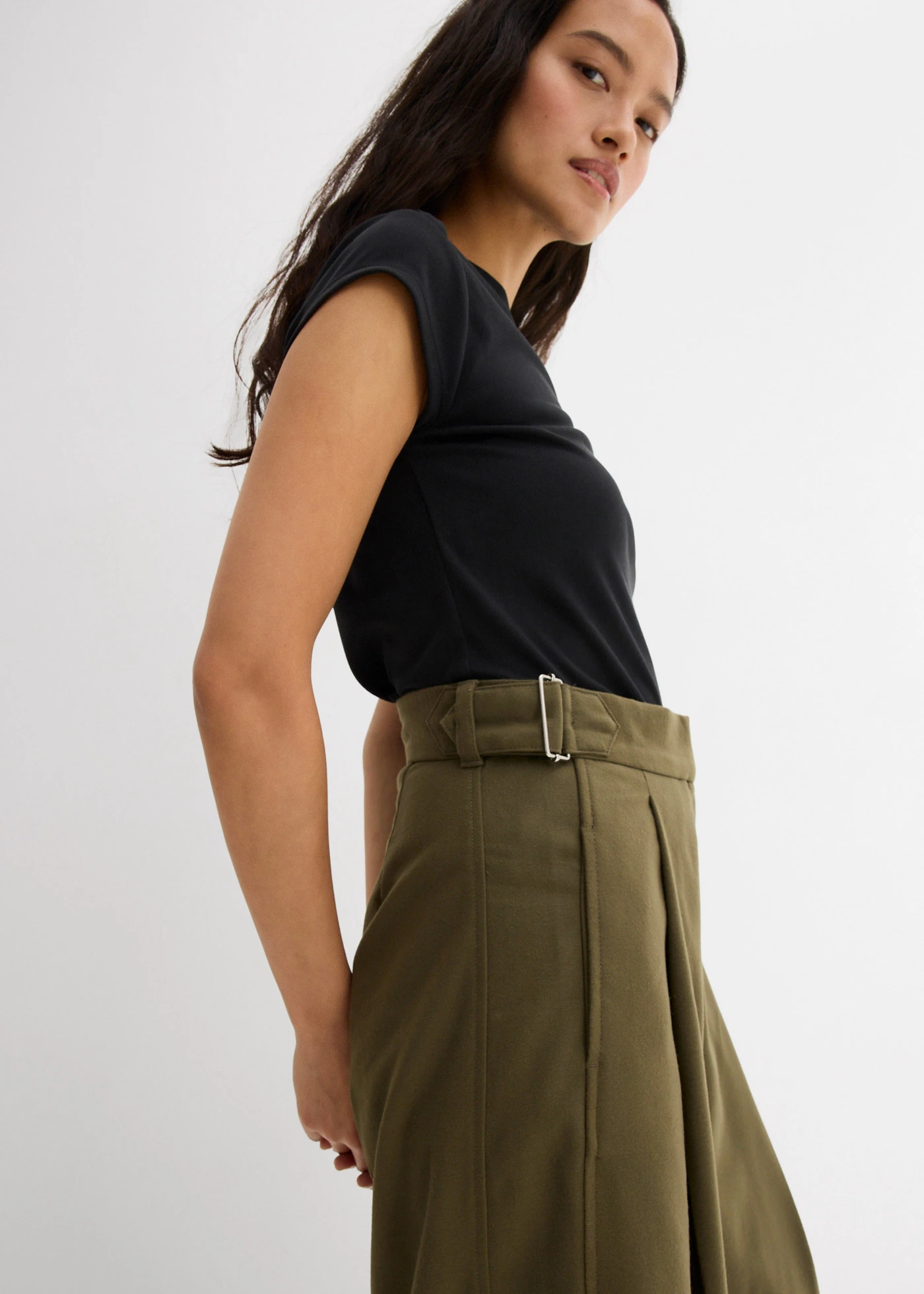 Kalhoty s postranními přezkami, z viskózové směsi • tmavě olivová • bonprix obchod