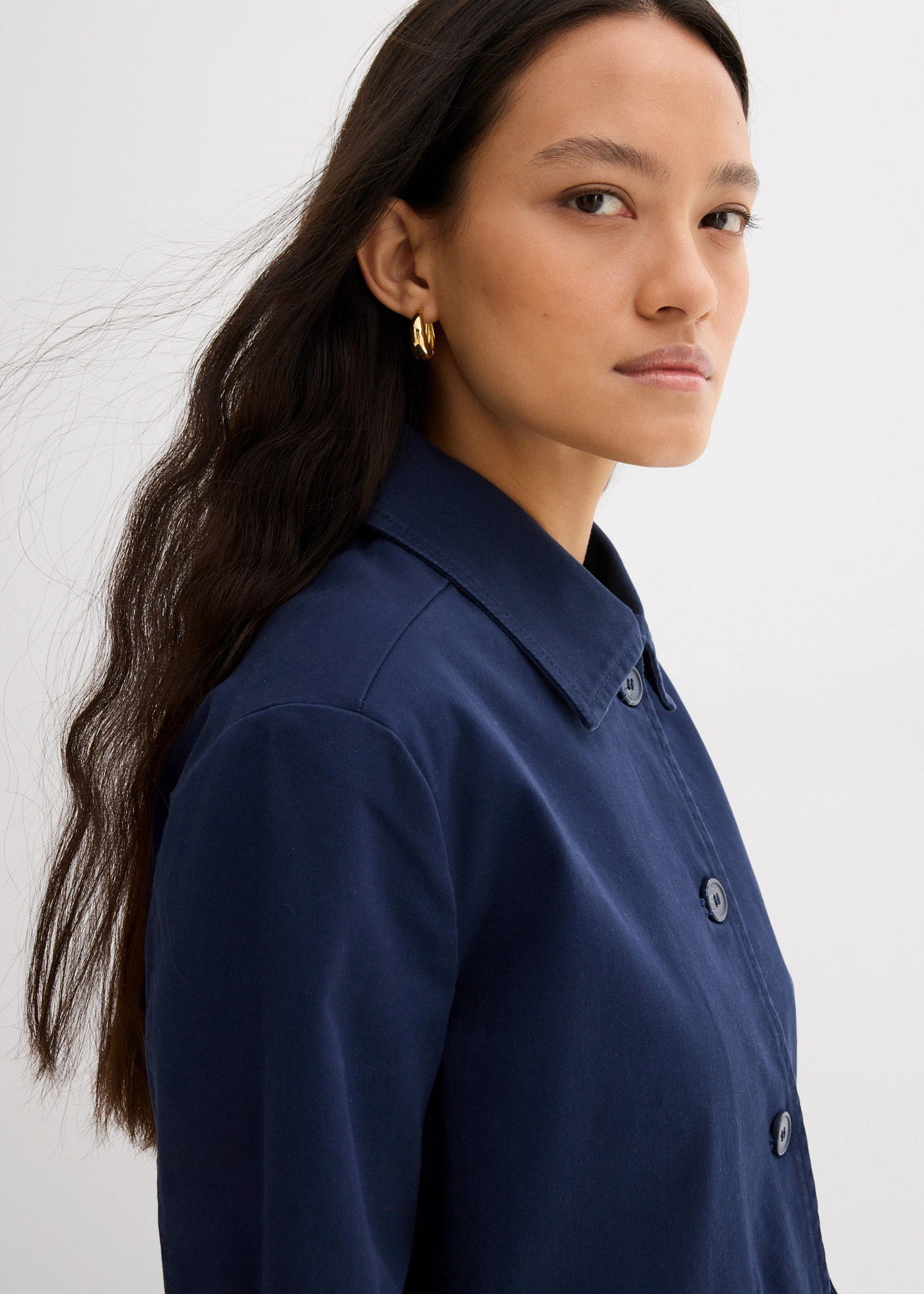 Krátká bunda na podzim/jaro, z elastické směsi s organickou bavlnou • tmavě modrá • bonprix obchod