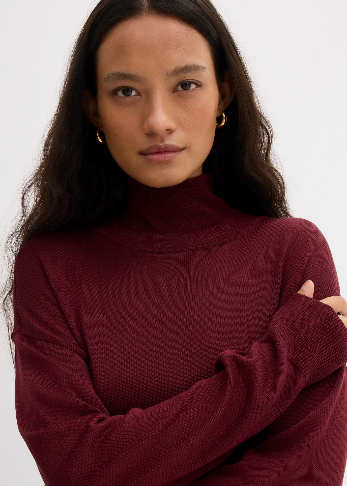 Lehký svetr z jemné pleteniny, s širokým rolákovým límcem, z viskózové směsi • javorově červená • bonprix obchod